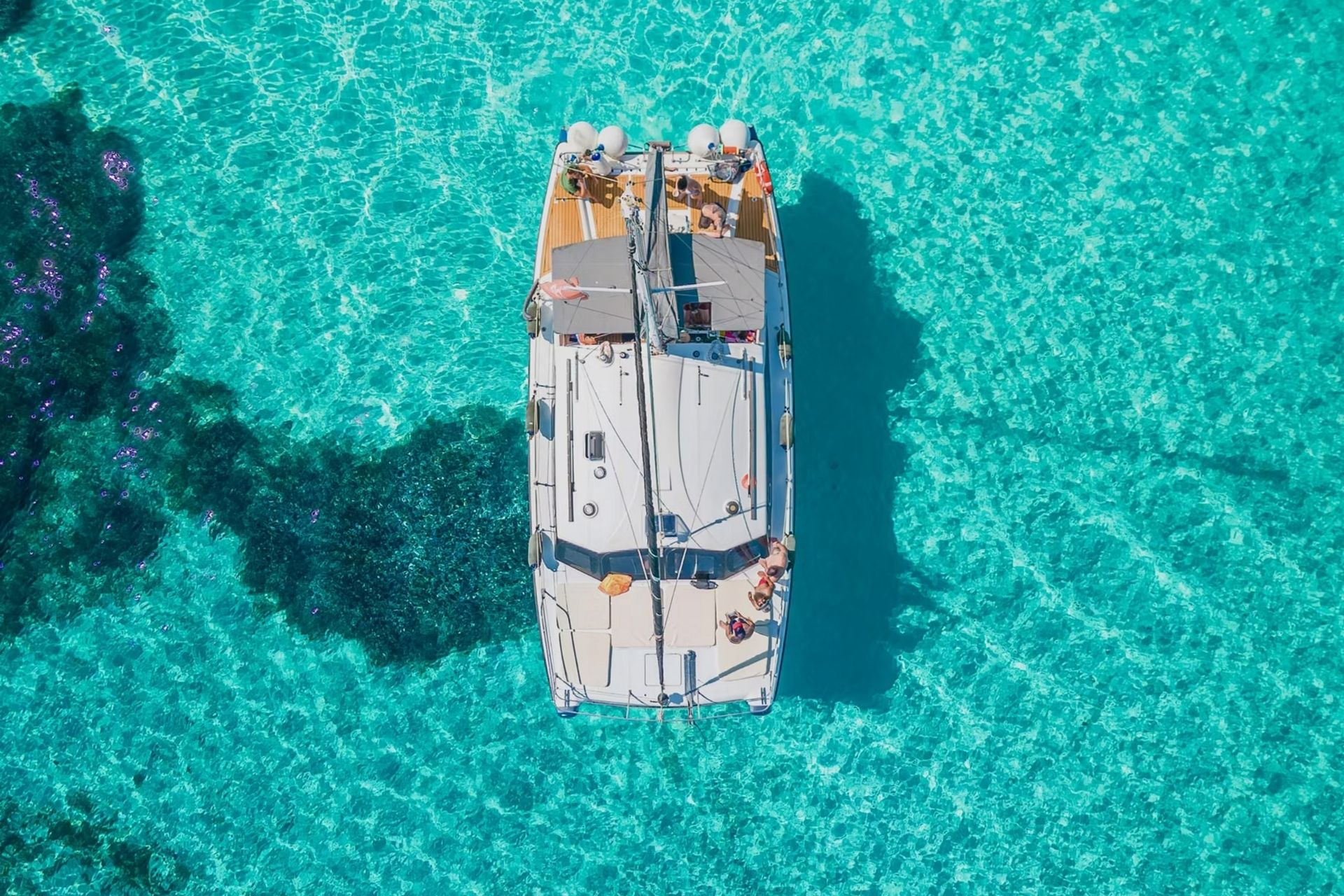 Navegación en catamarán por el Golfo de Asinara con pasajeros a bordo