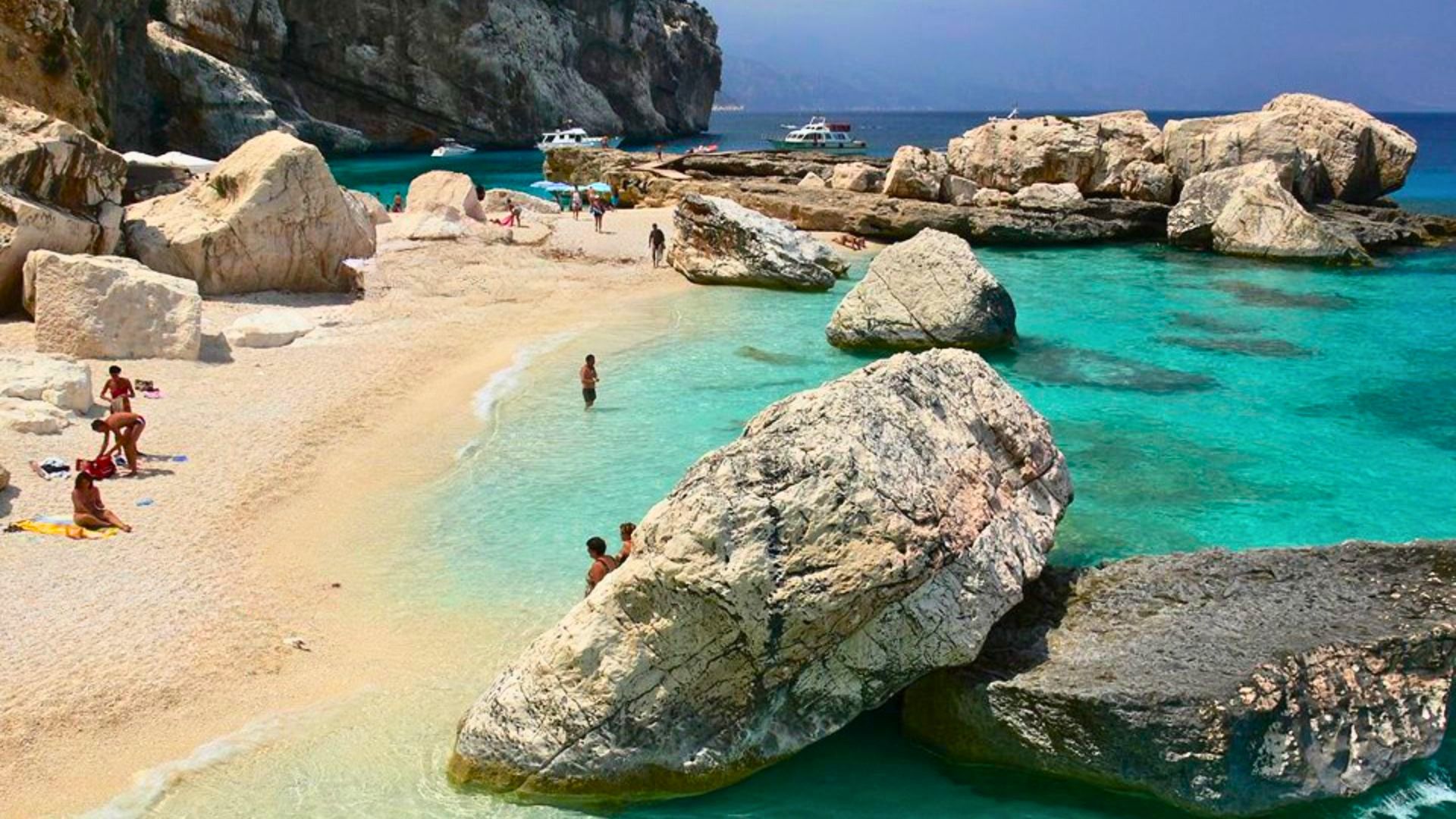 Ein Segeltag im Golf von Orosei mit Stopps an den Buchten von Cala Luna, Cala Mariolu und Cala Goloritzé