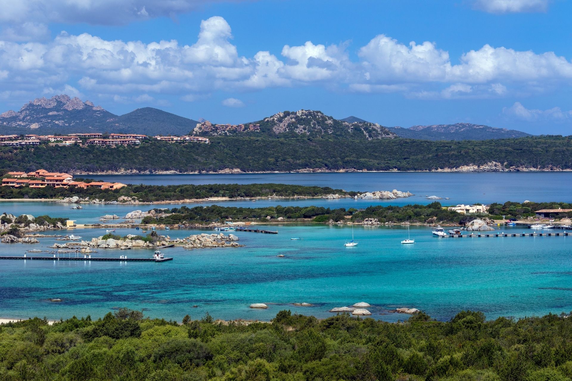 Esplora Baja Sardinia con un transfer privato
