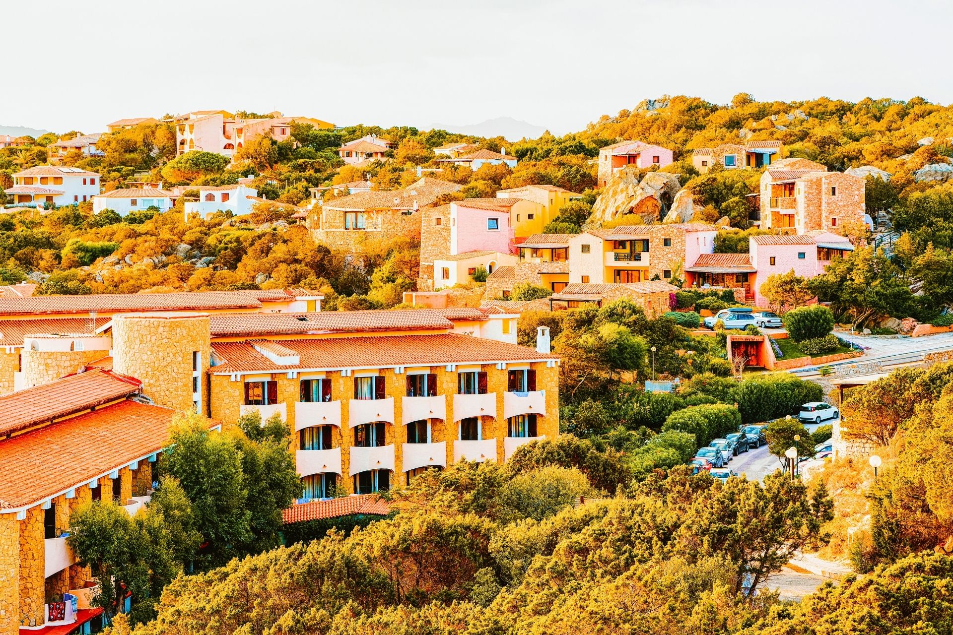 Raggiungi Porto Cervo e Baja Sardinia in Costa Smeralda con un transfer in bus