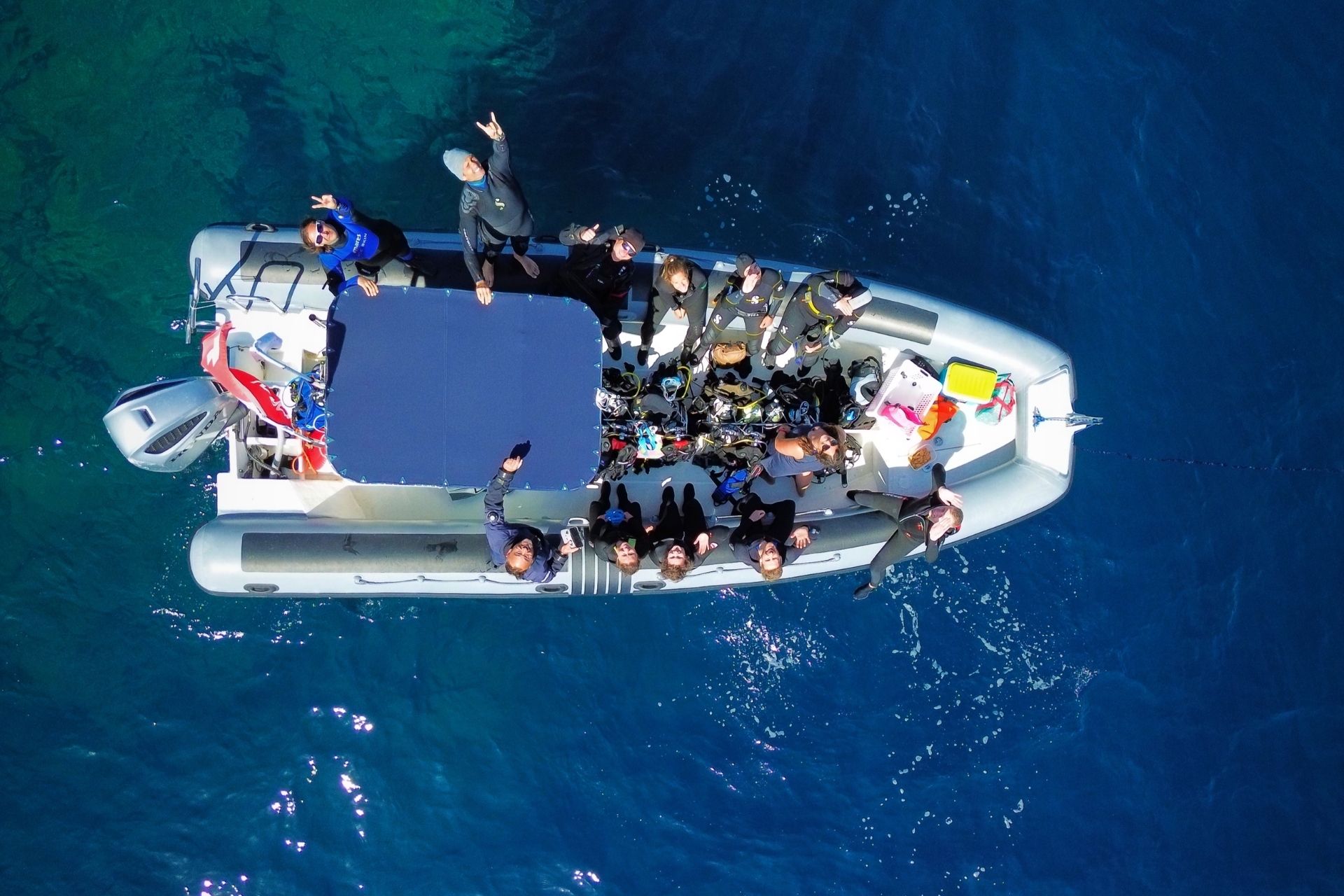 Gruppo di persone in tuta da sub pronte per lo snorkeling nelle Piscine Naturali di Molara, Sardegna