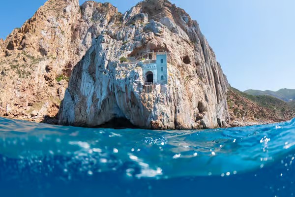 Una costa spettacolare con scogliere alte, grotte marine e siti minerari. Tour in gommone da Buggerru.