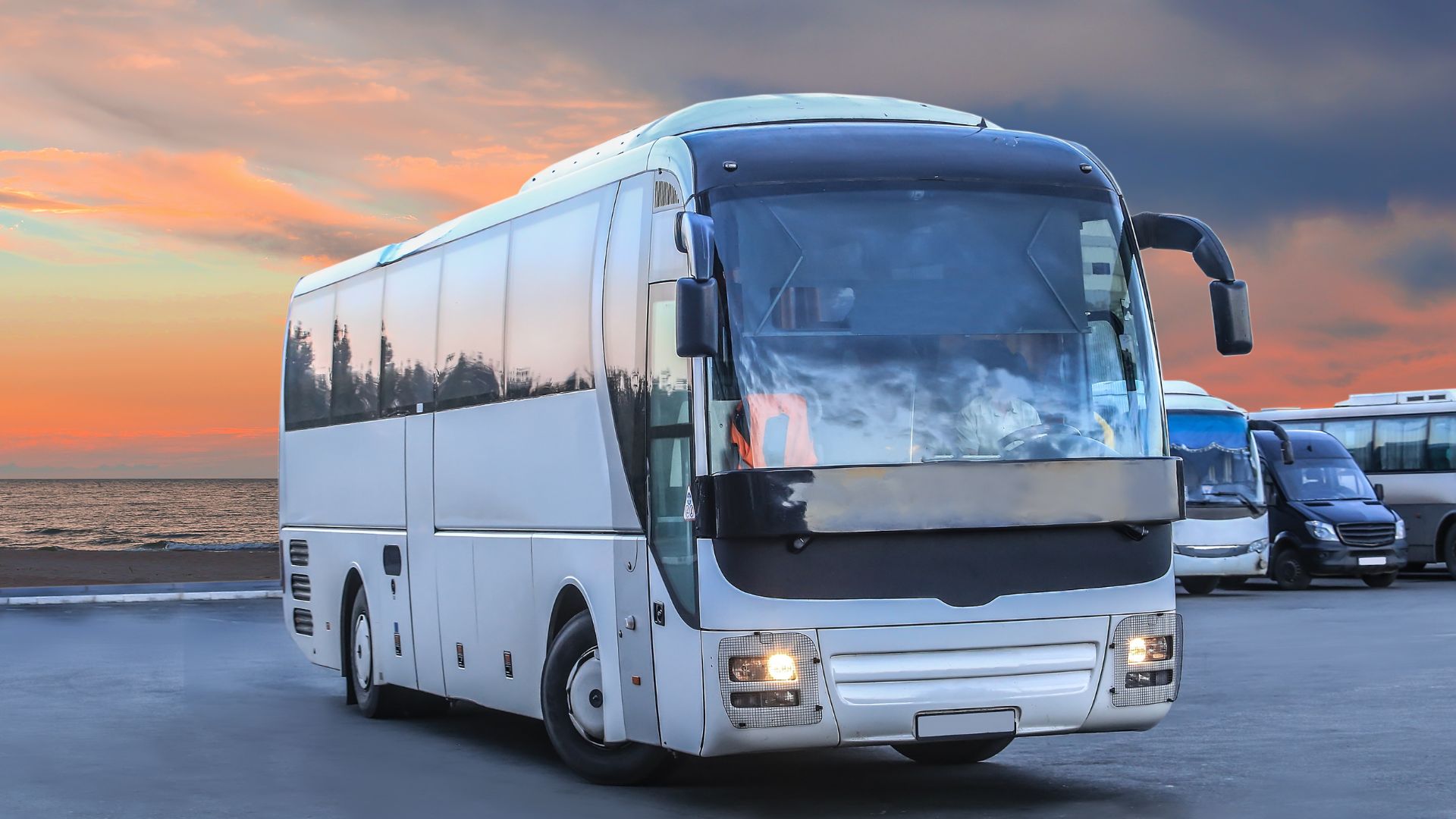 Un moderno bus navetta attende all'aeroporto di Cagliari per un comodo viaggio verso Santa Margherita di Pula in Sardegna