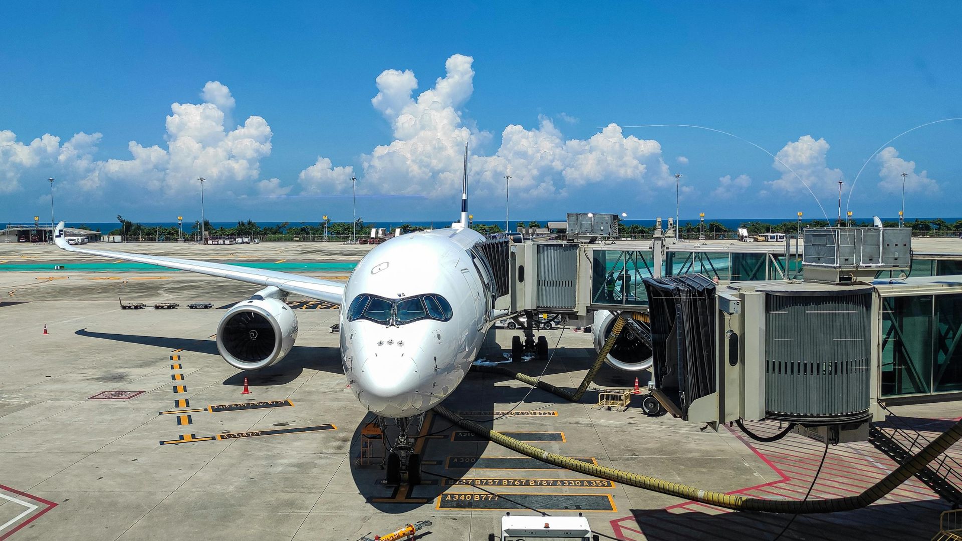 Un moderno bus navetta in attesa di partire dall'aeroporto di Cagliari per Santa Margherita di Pula