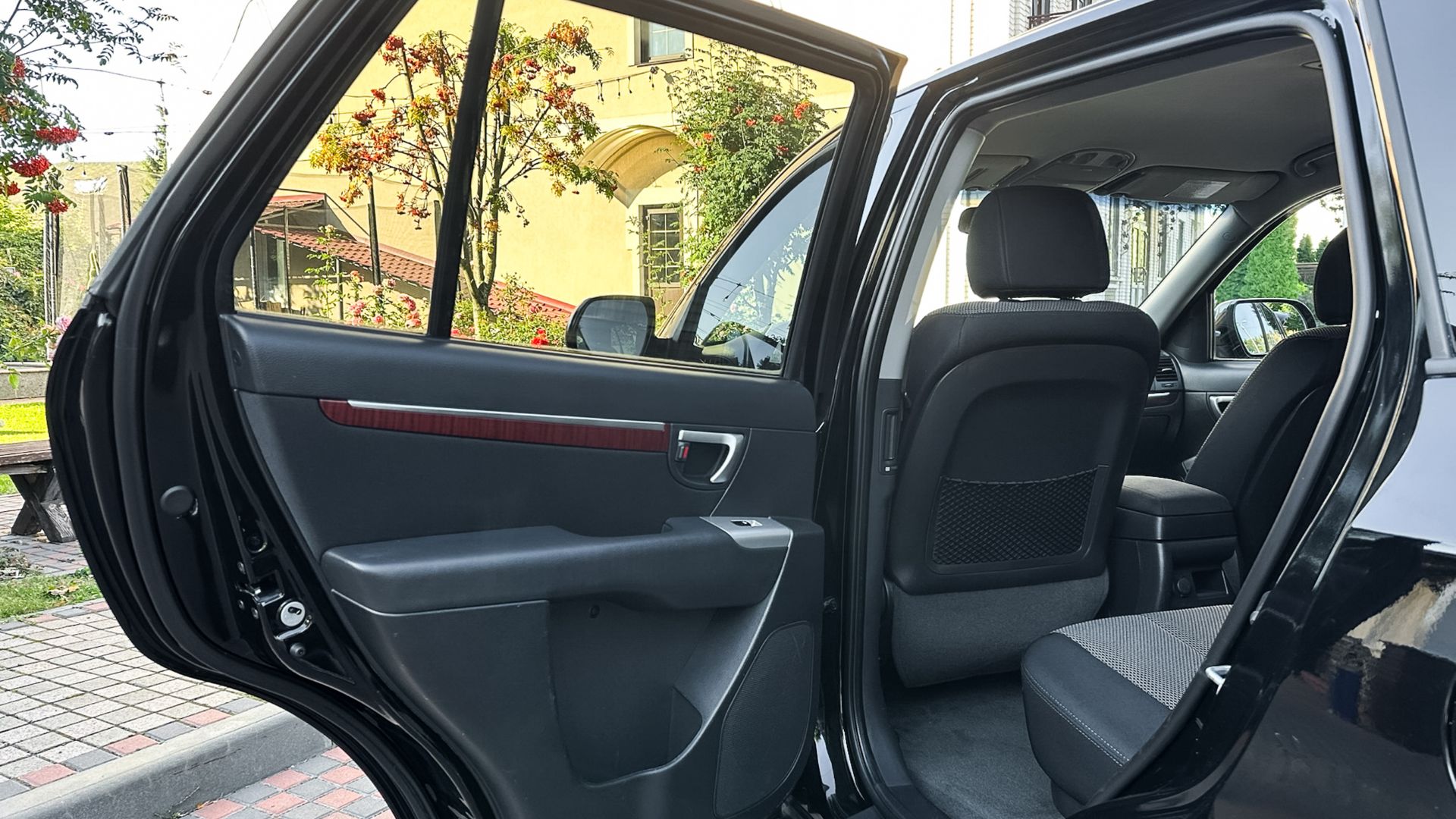 Interno di un veicolo privato con porte aperte che offre un'esperienza di viaggio confortevole e privata da Cagliari a Oristano in Sardegna