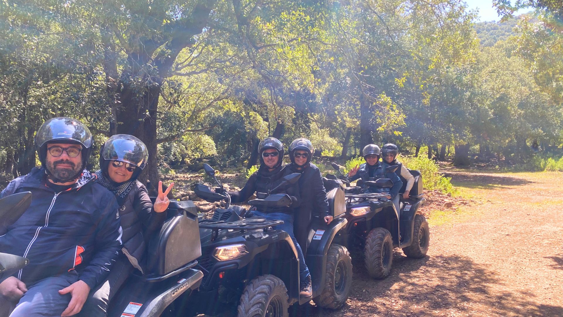 Gruppo di persone su quad in un percorso panoramico tra mare e montagna nel Supramonte
