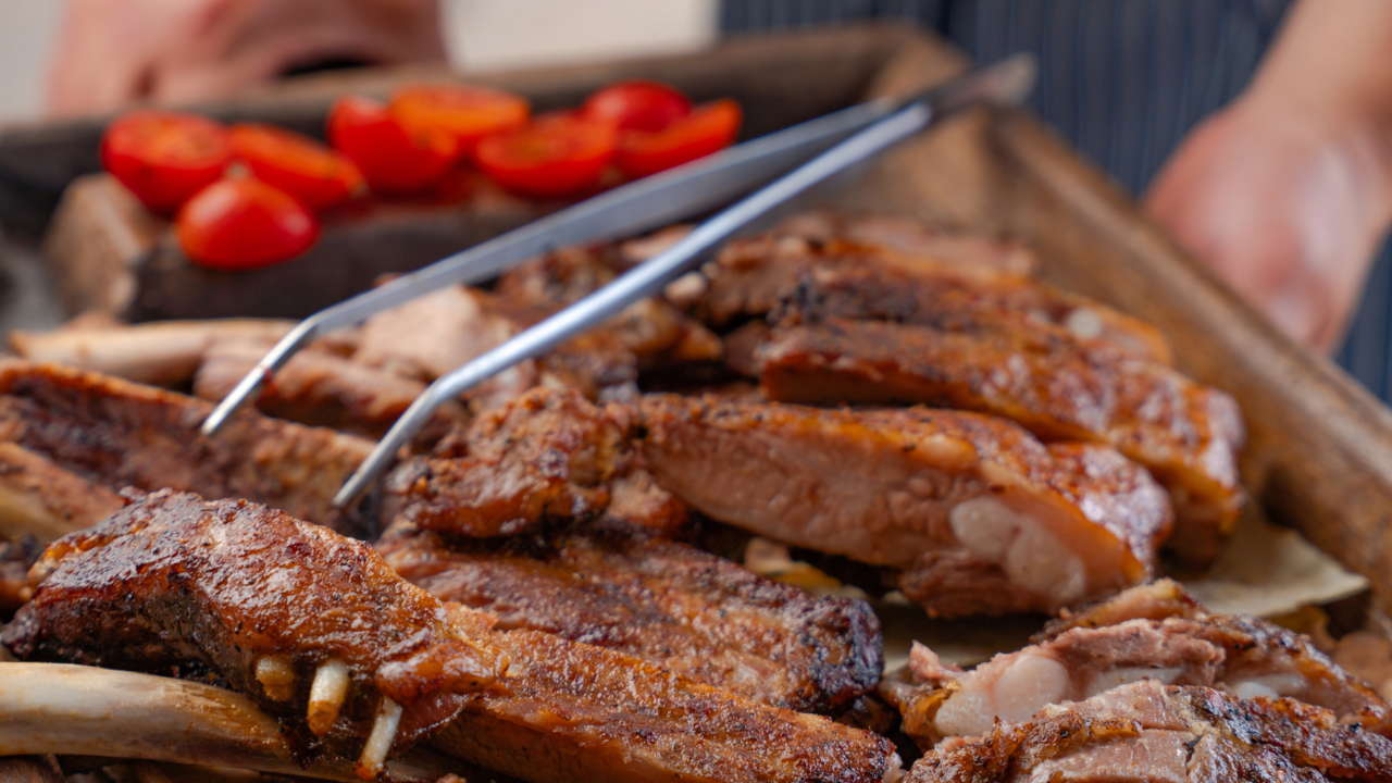 Una parrilla de carne a la parrilla con vinos locales en un viñedo con vista al mar, acompañada de un set de DJ y cócteles bajo las estrellas.