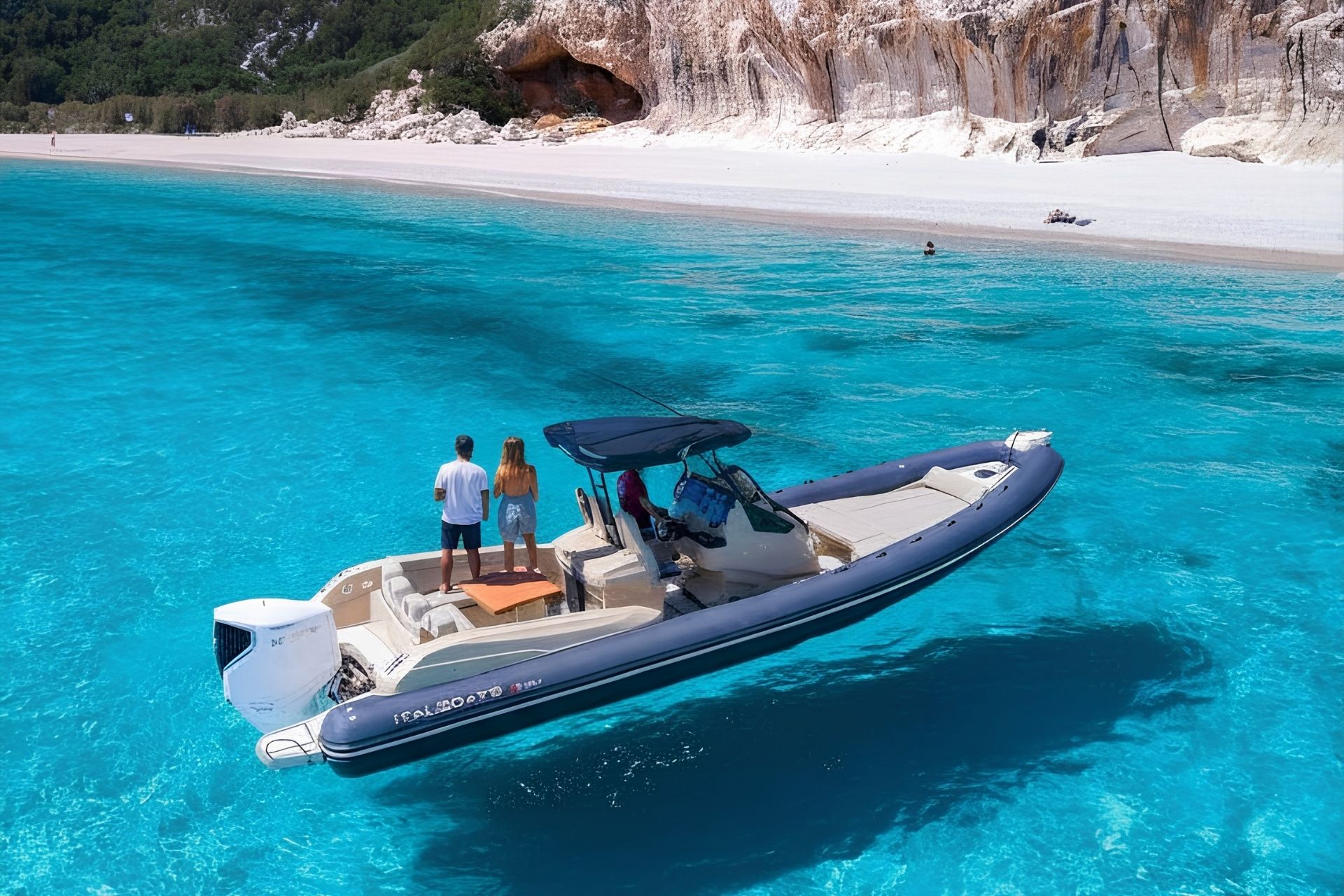 Image d'un canot avec des personnes à bord dans une baie aux eaux bleues et aux plages de sable blanc.