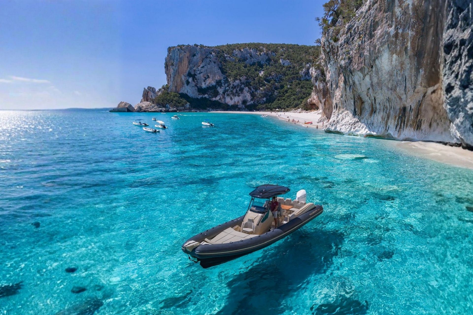 Excursion en dériveur dans le golfe d'Orosei avec des arrêts sur des plages emblématiques et la possibilité de faire de la plongée depuis le dériveur. Apéritif à bord avec des produits typiques de la Sardaigne.