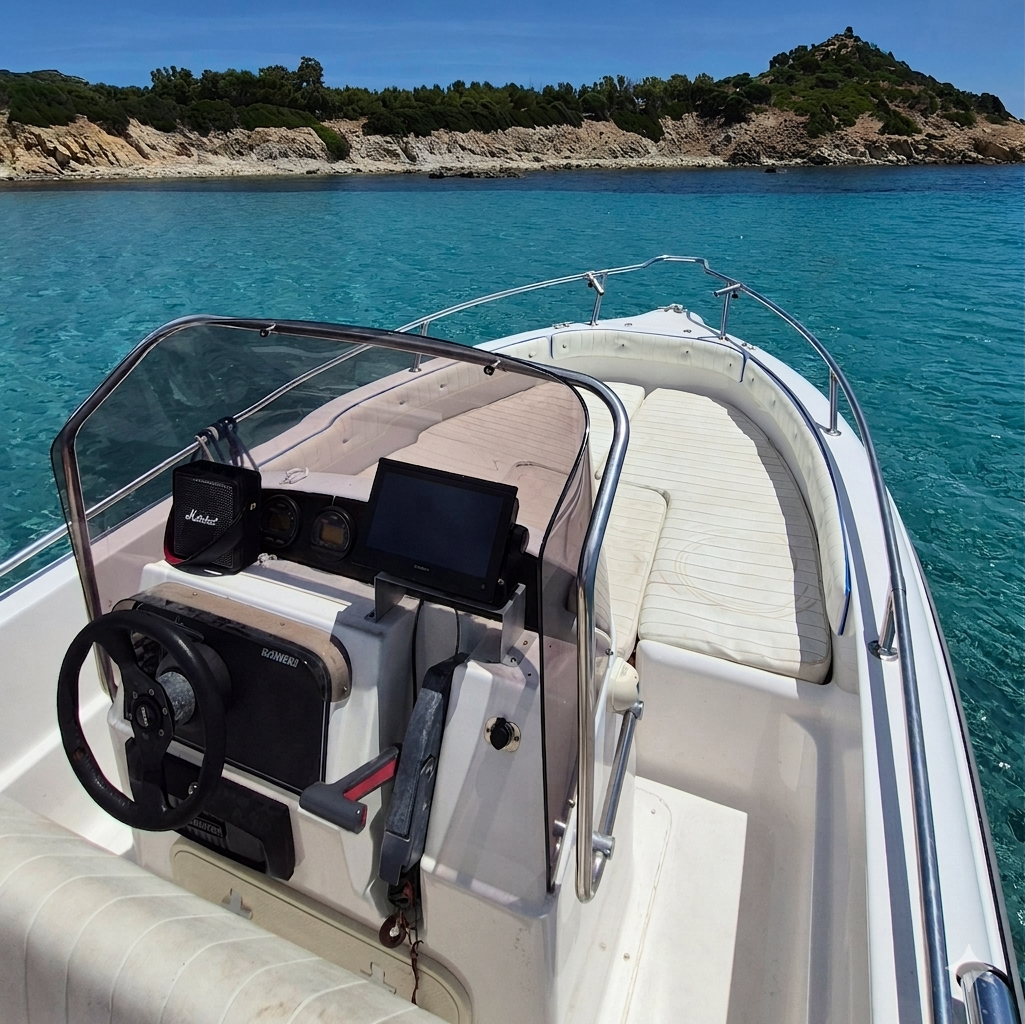 Barca sul mare, ideale per un tour privato in barca a Costa Rei.