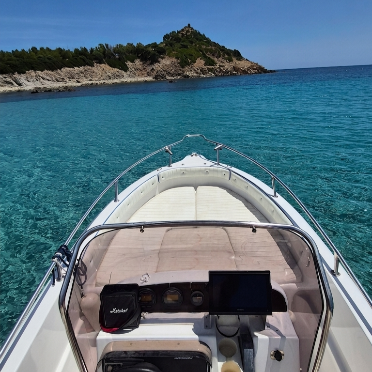 Barca sul mare, ideale per un tour privato in barca a Costa Rei.