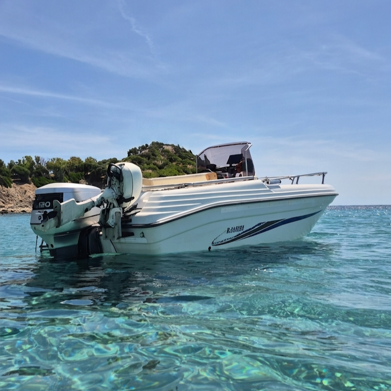 Barca sul mare, ideale per un tour privato in barca a Costa Rei.