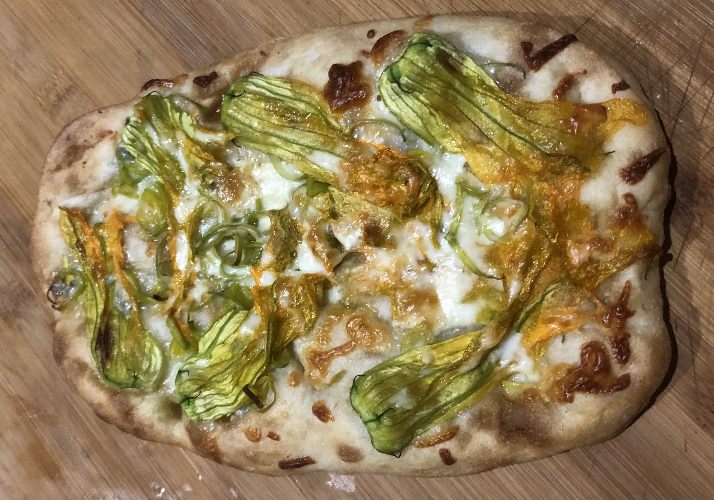 Pizza mit natürlichen Produkten, die im Süden Sardiniens angebaut werden