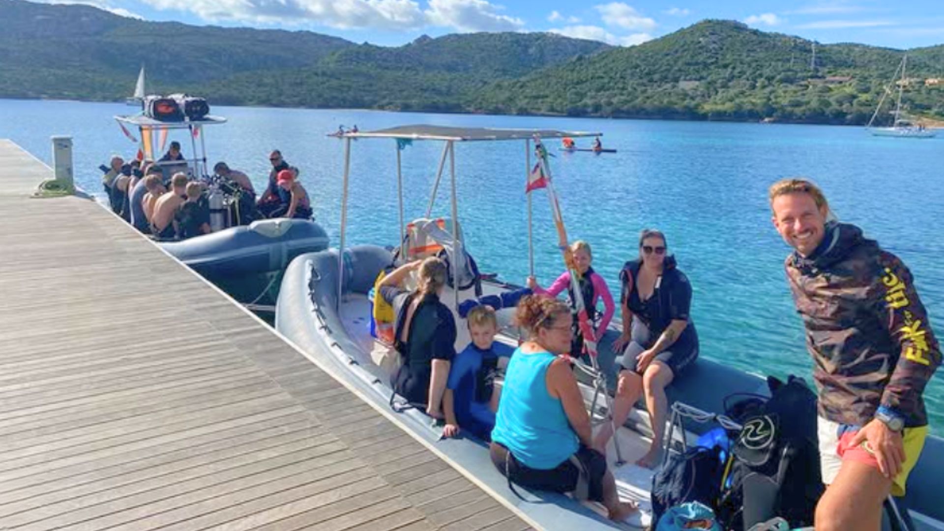Grupo de personas en una lancha con equipo de snorkel