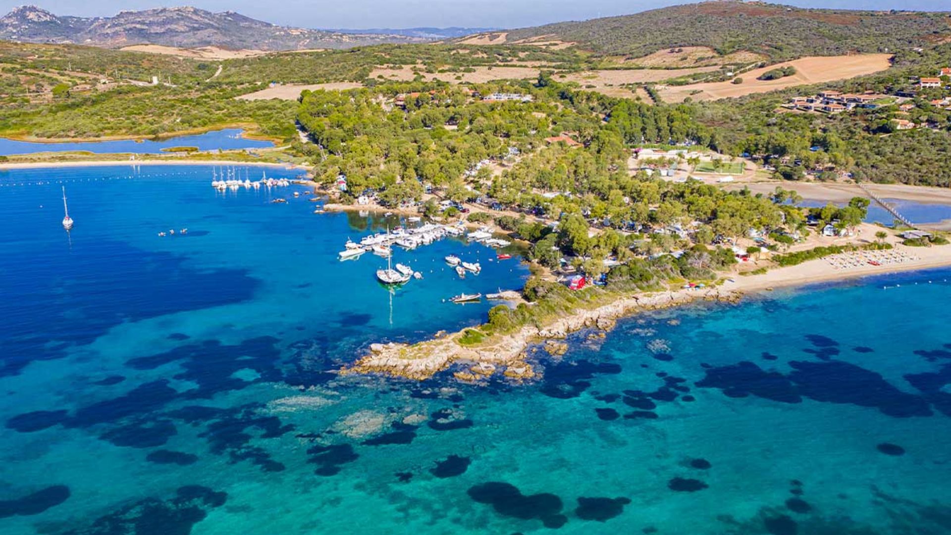 Excursión de snorkel en bote por el archipiélago de La Maddalena con salida desde Palau. Navegando por aguas cristalinas y paisajes impresionantes