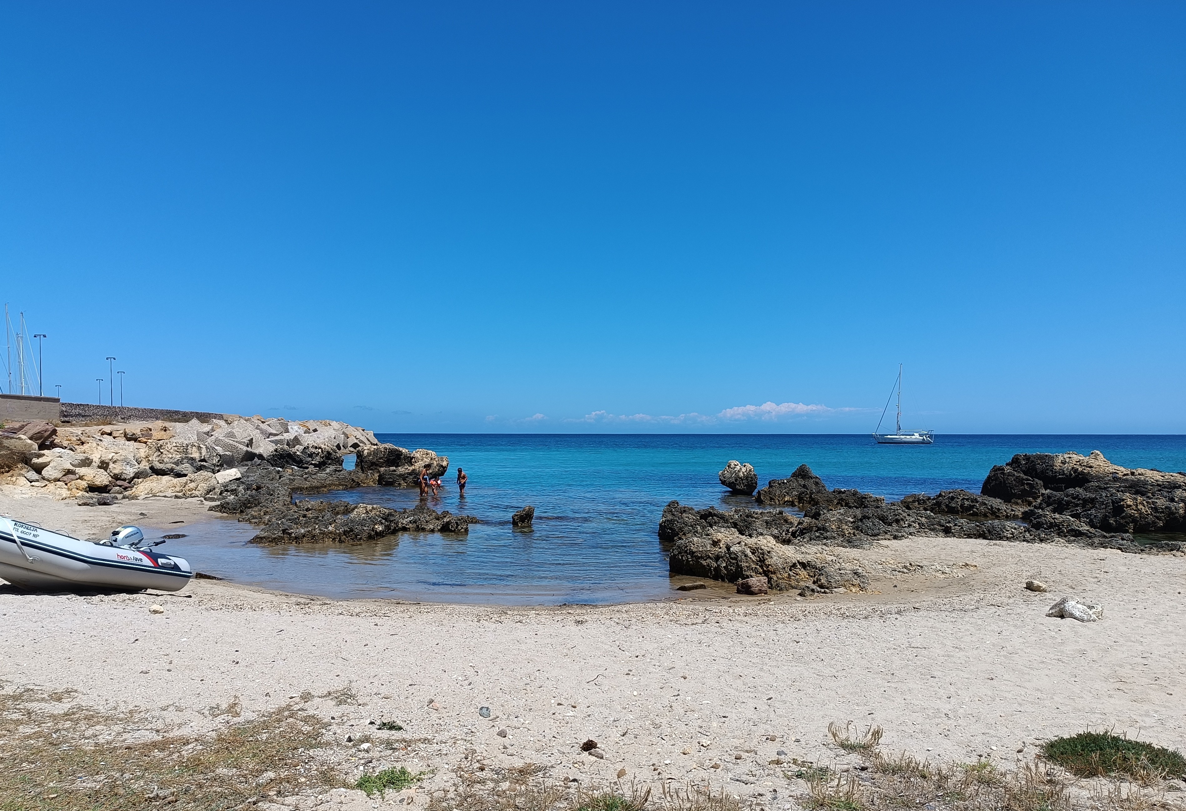 Playa en el paseo marítimo de Balai, Porto Torres
