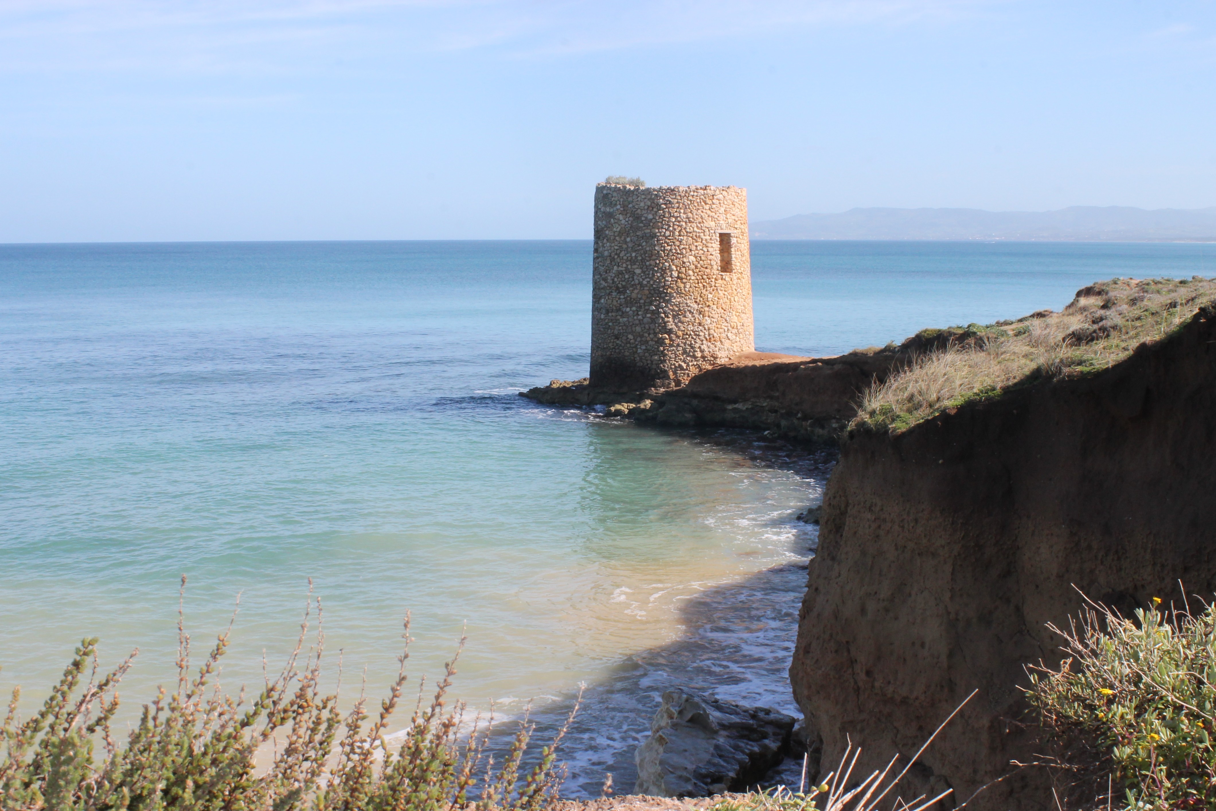 Torre aragonesa en el paseo marítimo en el territorio de Porto Torres