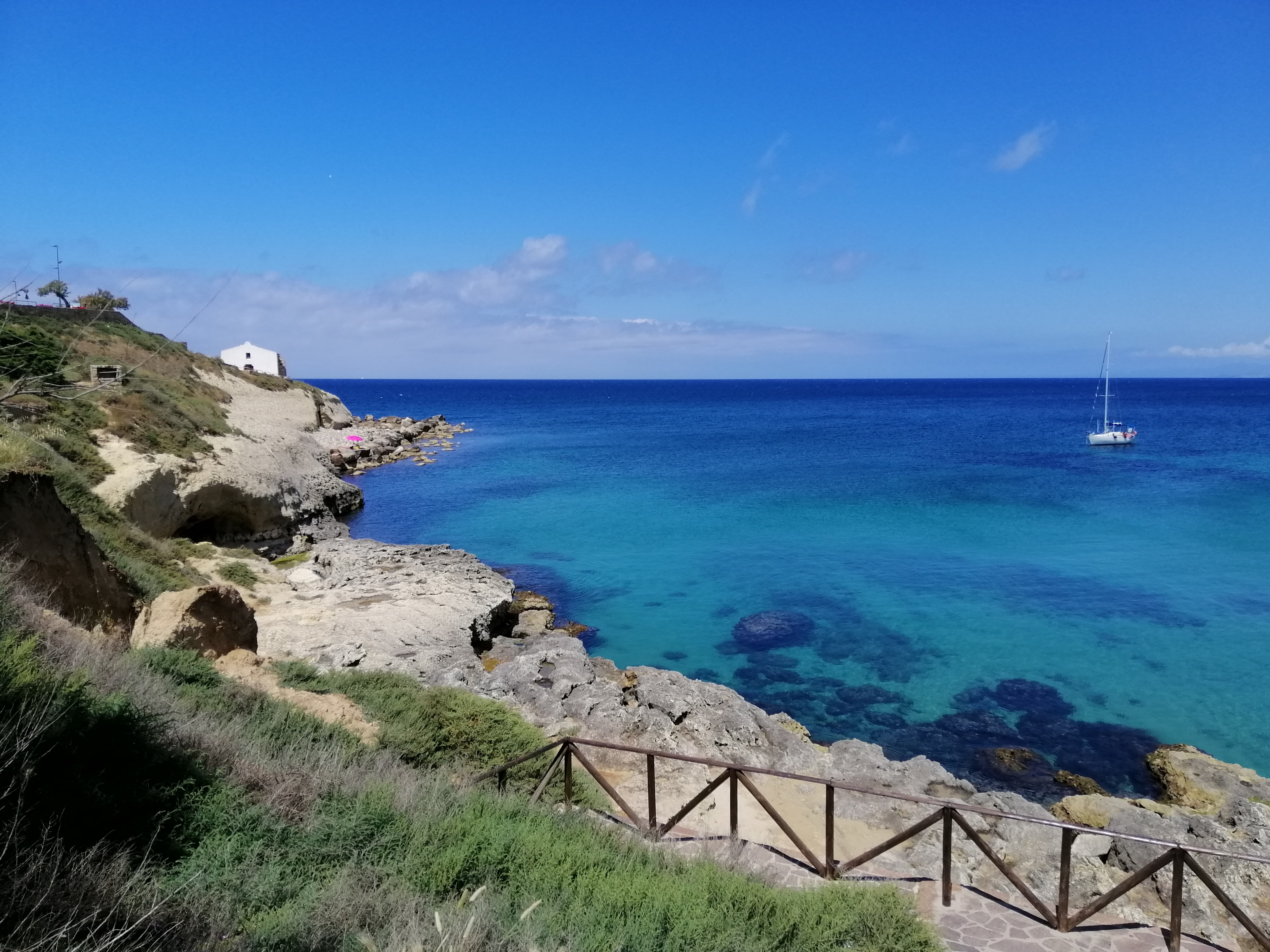 Paseo marítimo de Balai con una antigua iglesia a la entrada de Porto Torres
