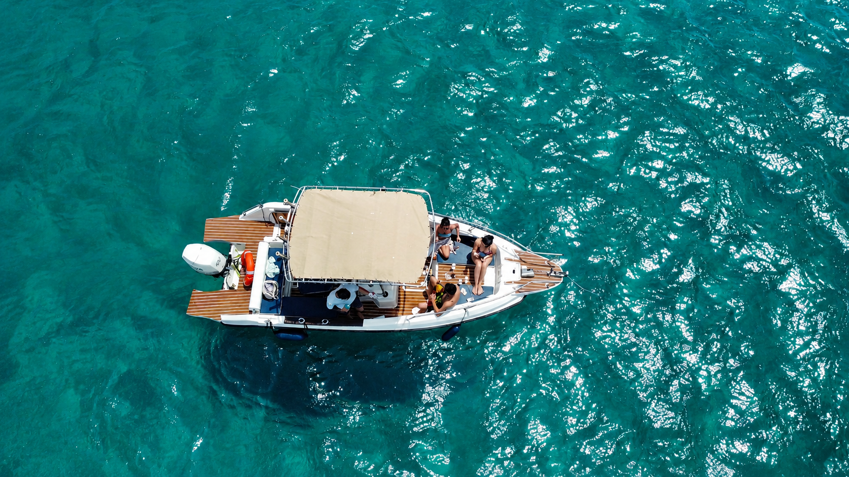 Un bateau d'époque navigue le long de la côte sud de Cagliari, avec des arrêts dans des lieux spectaculaires et un apéritif avec des produits typiques de la Sardaigne.