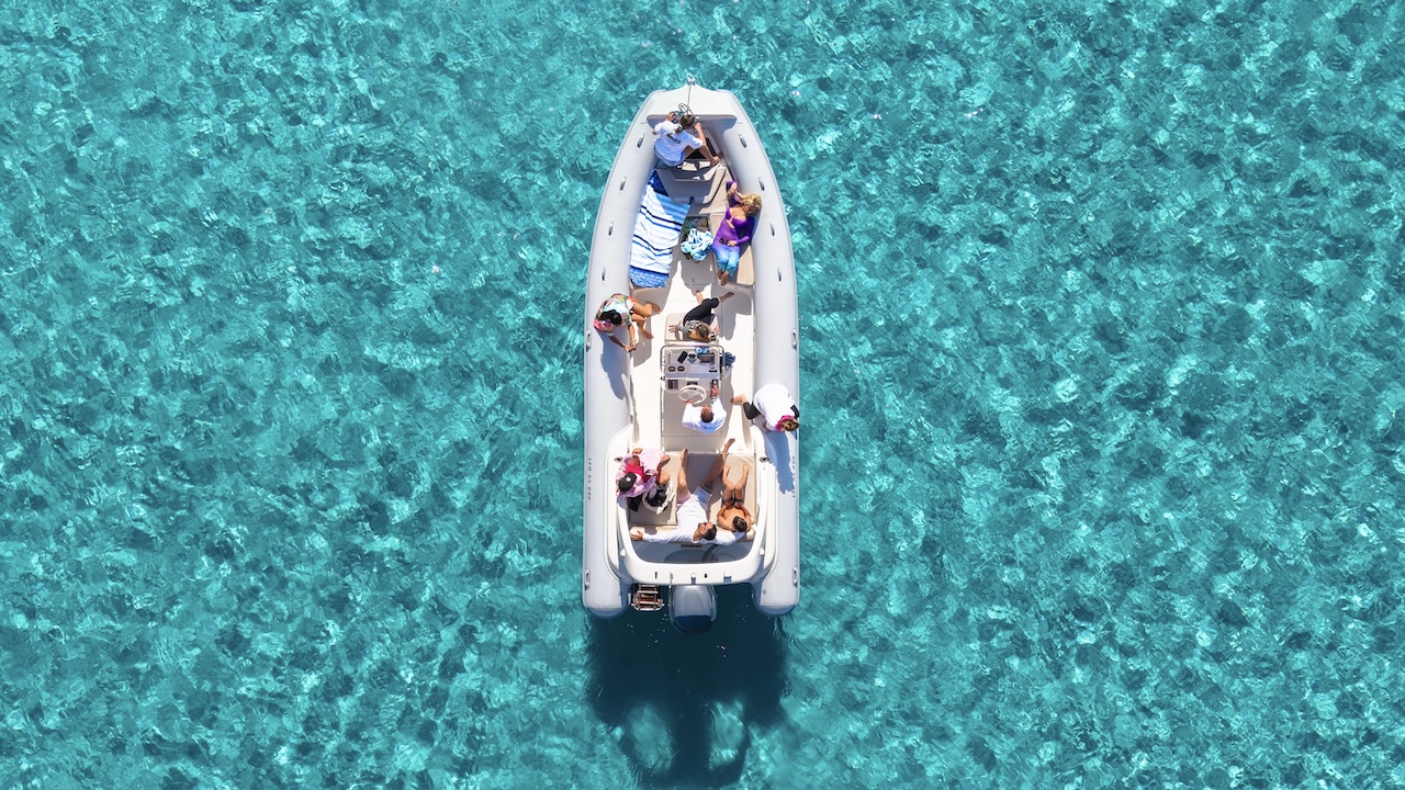 Un gruppo di persone su un gommone in acqua cristallina