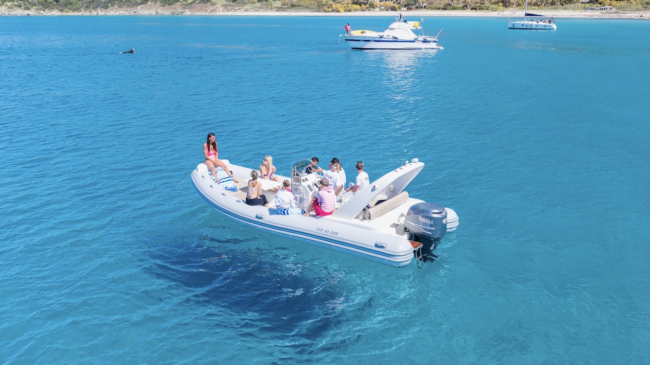 Un gruppo di persone in un gommone in acqua