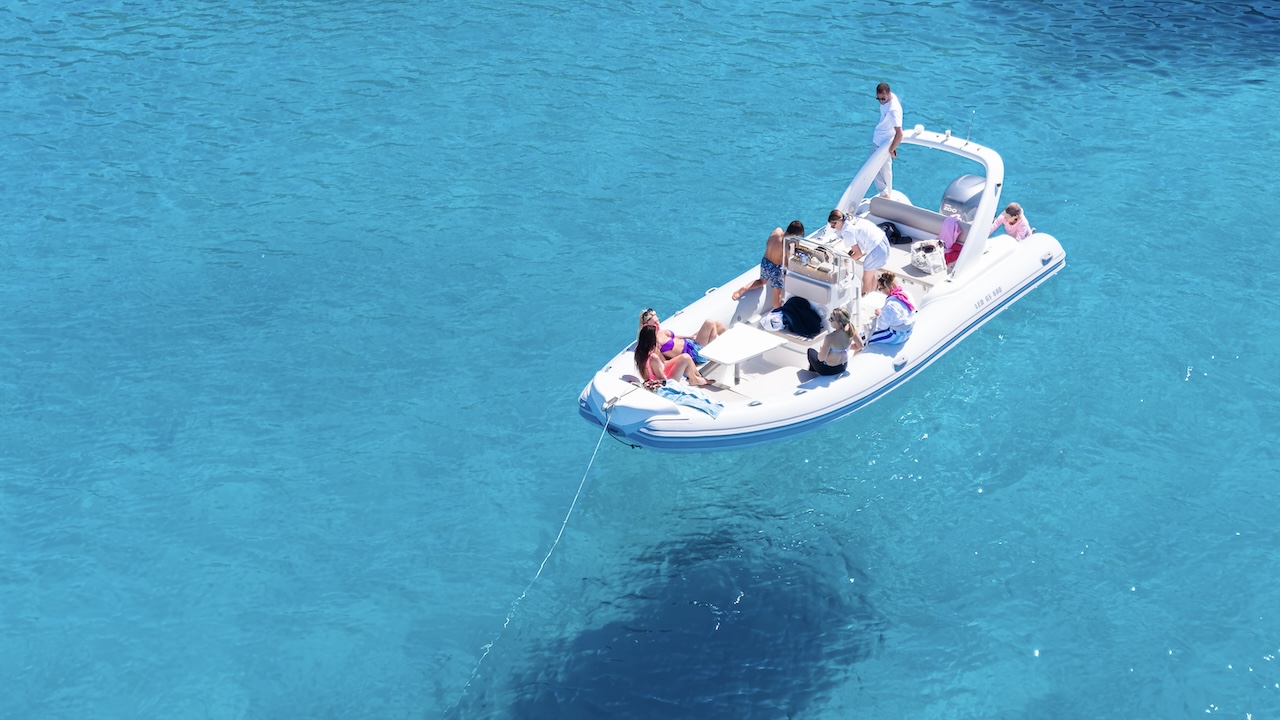 Un gruppo di persone si gode un tour in gommone
