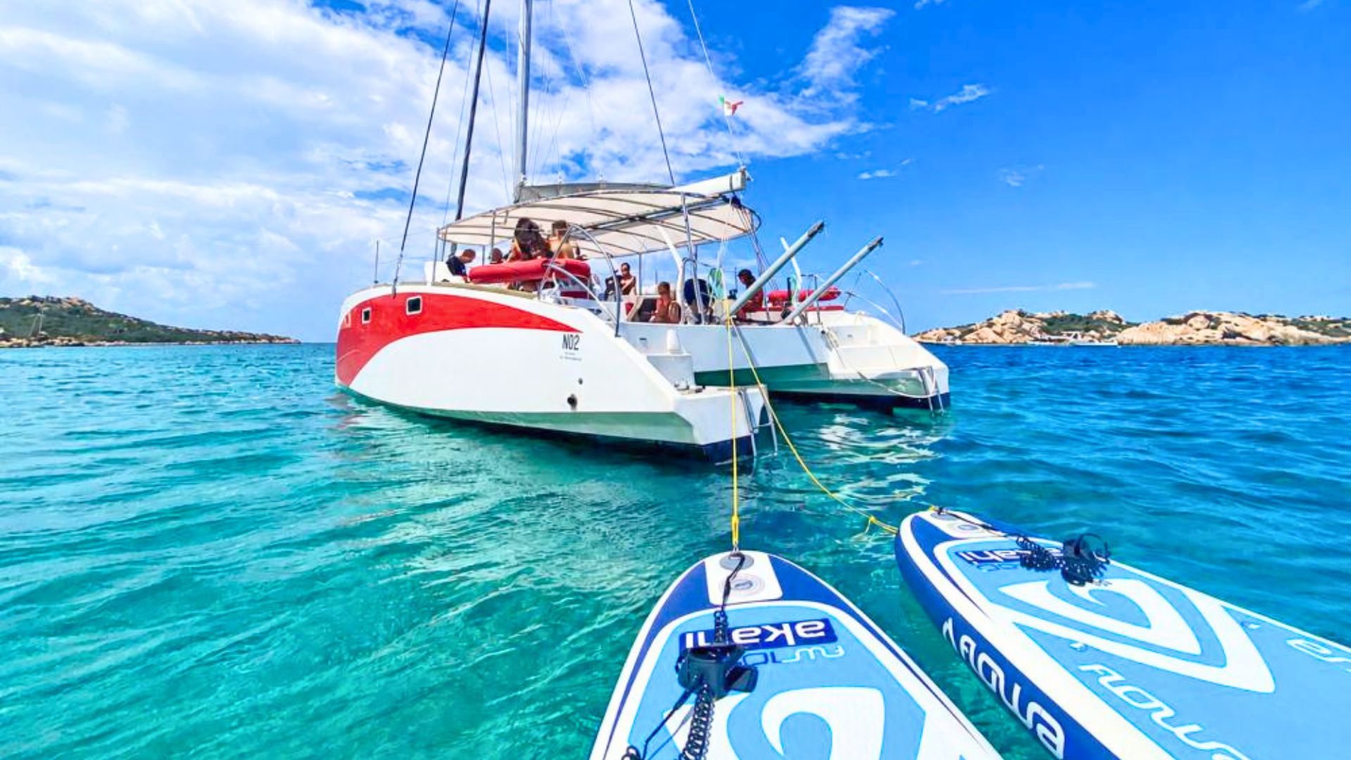 Catamaran à voile au départ de Porto Pozzo, dans le nord de la Sardaigne, pour explorer les îles de Spargi, Budelli, Santa Maria et Razzoli