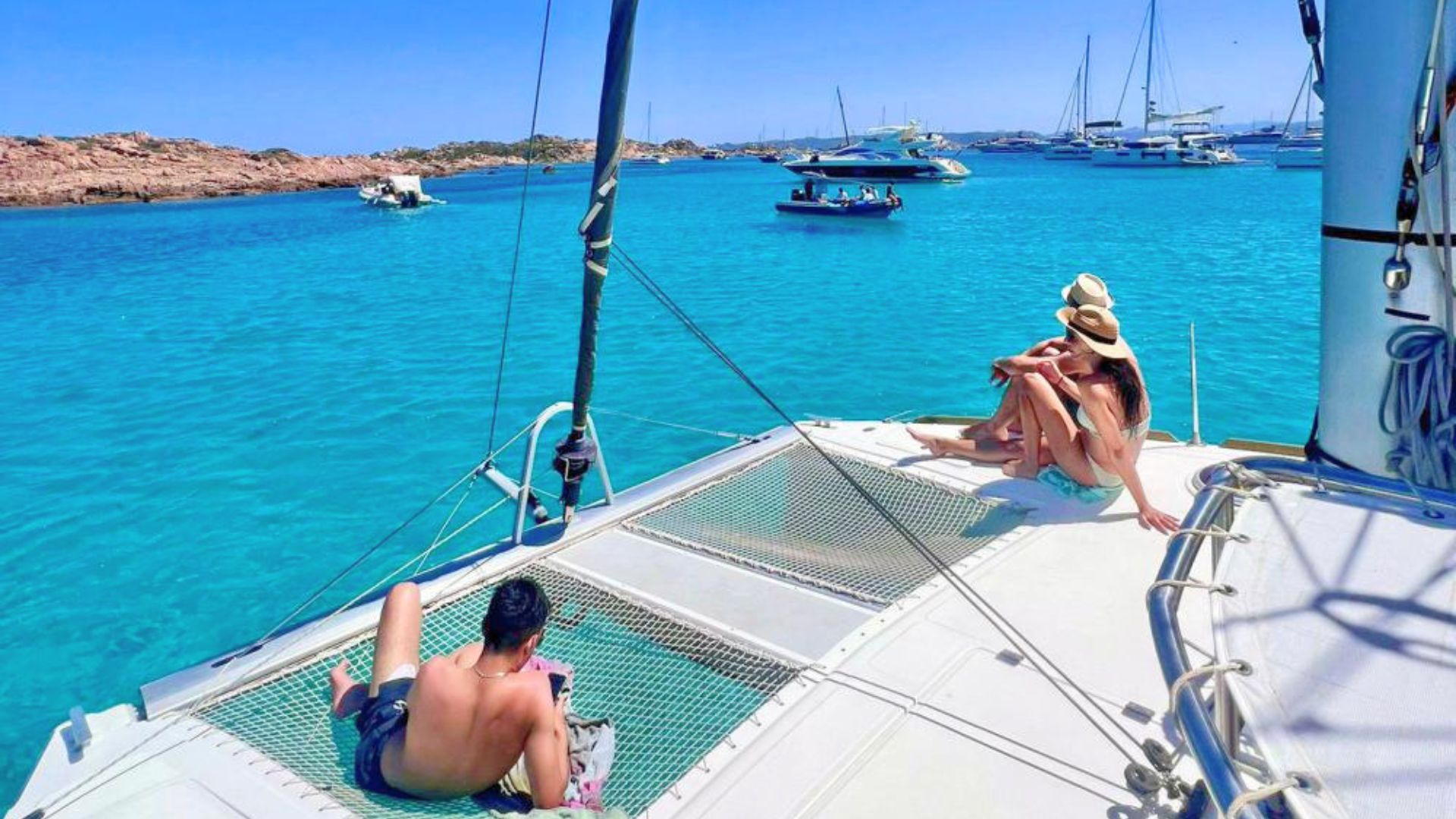 Photo d'un catamaran avec des personnes à bord en pleine mer