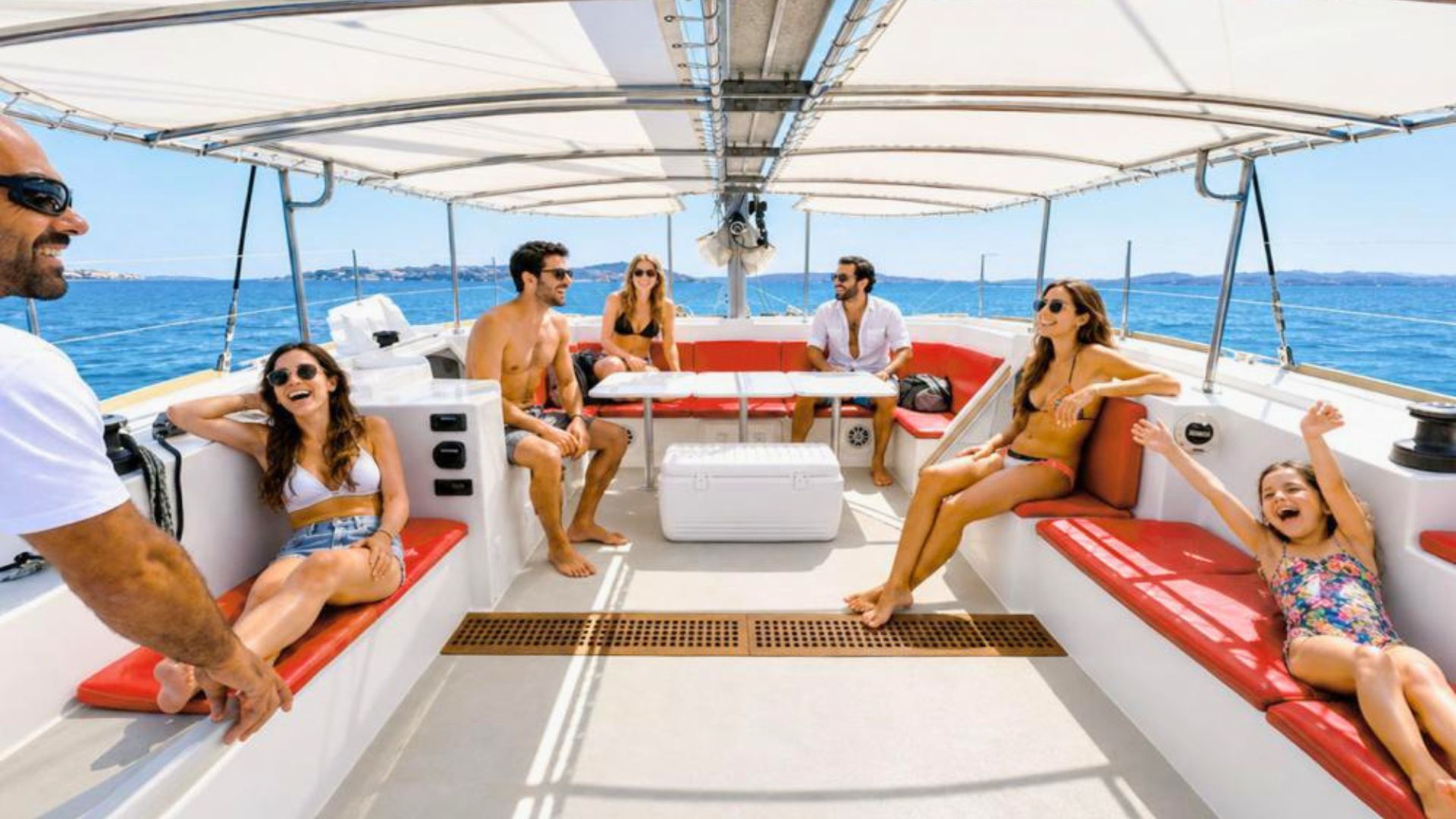 Groupe de personnes à bord d'un catamaran, naviguant dans l'archipel de La Maddalena