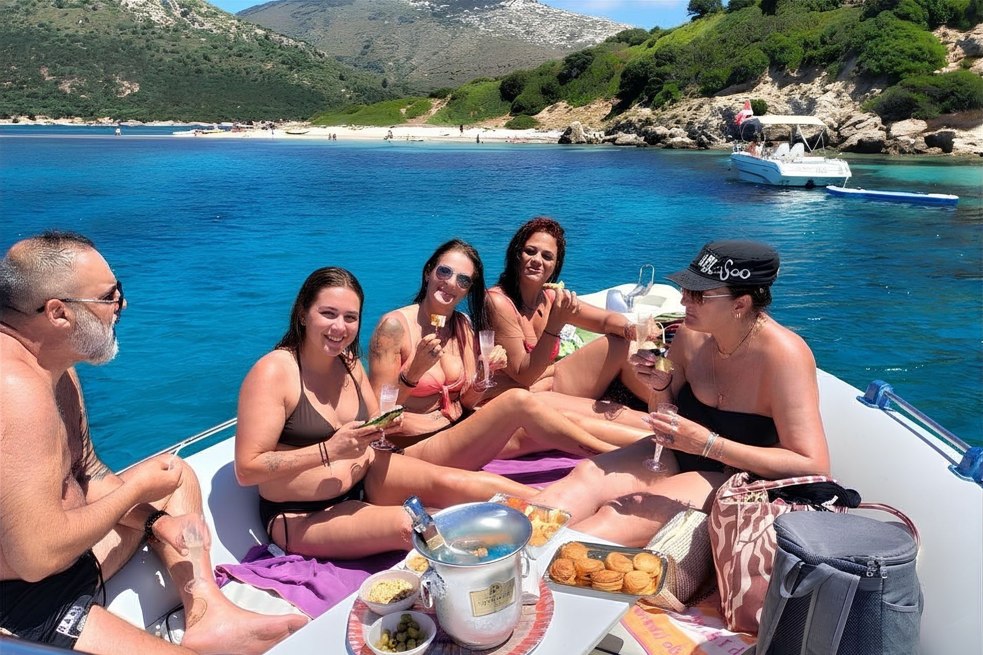 Turisti nuotano nelle acque smeraldine del mare tra Cugnana e Cala di Volpe