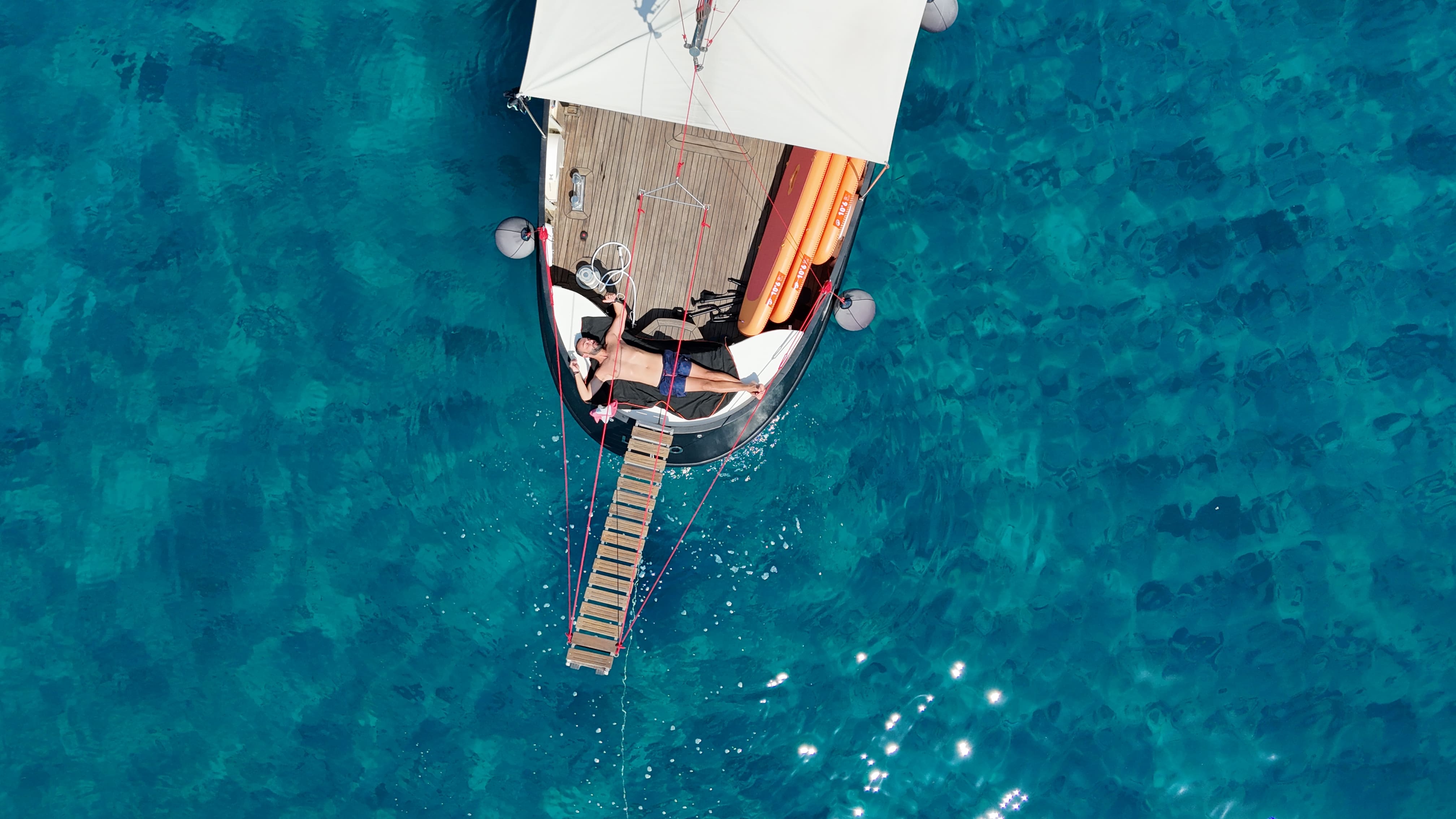 bateau vintage entre plongée en apnée et observation des dauphins