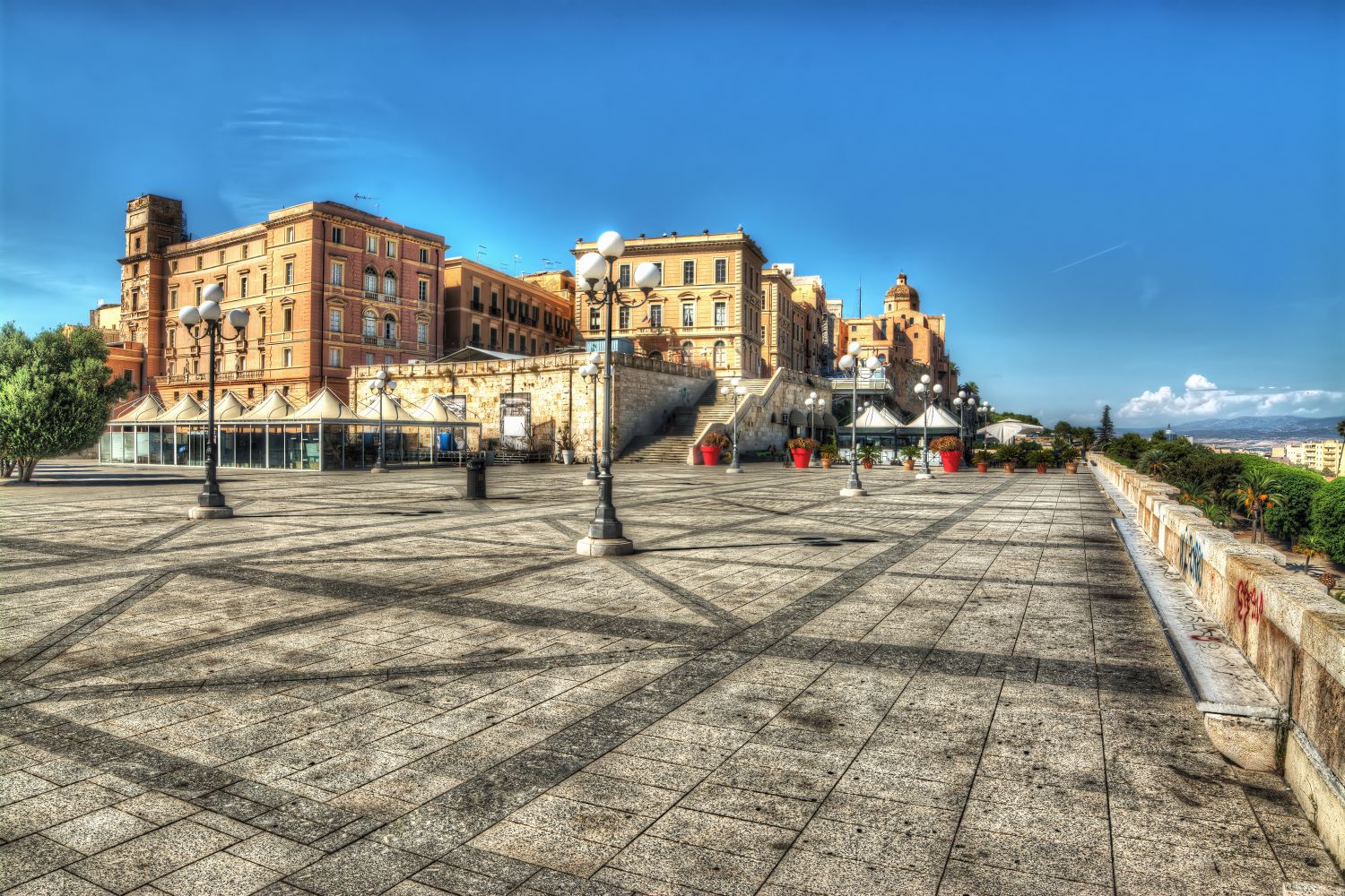 Una plaza con edificios históricos, pisos de damero