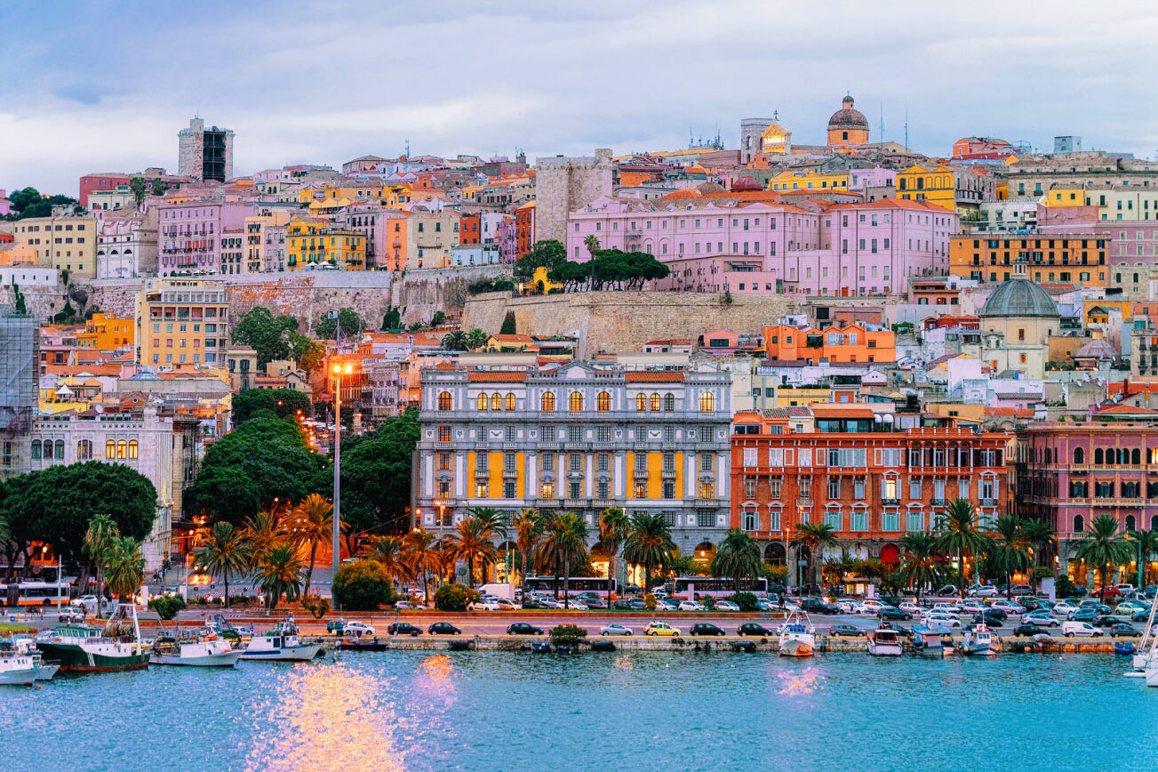 Una ciudad rica en historia y cultura con un centro histórico sugerente, con vistas a la Bahía de los Ángeles