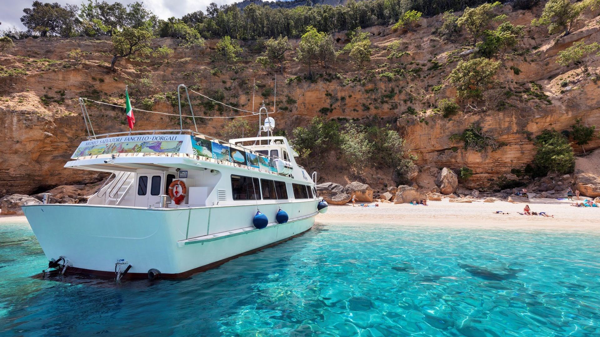 Ein Motorschiff segelt entlang einer außergewöhnlich schönen Küste