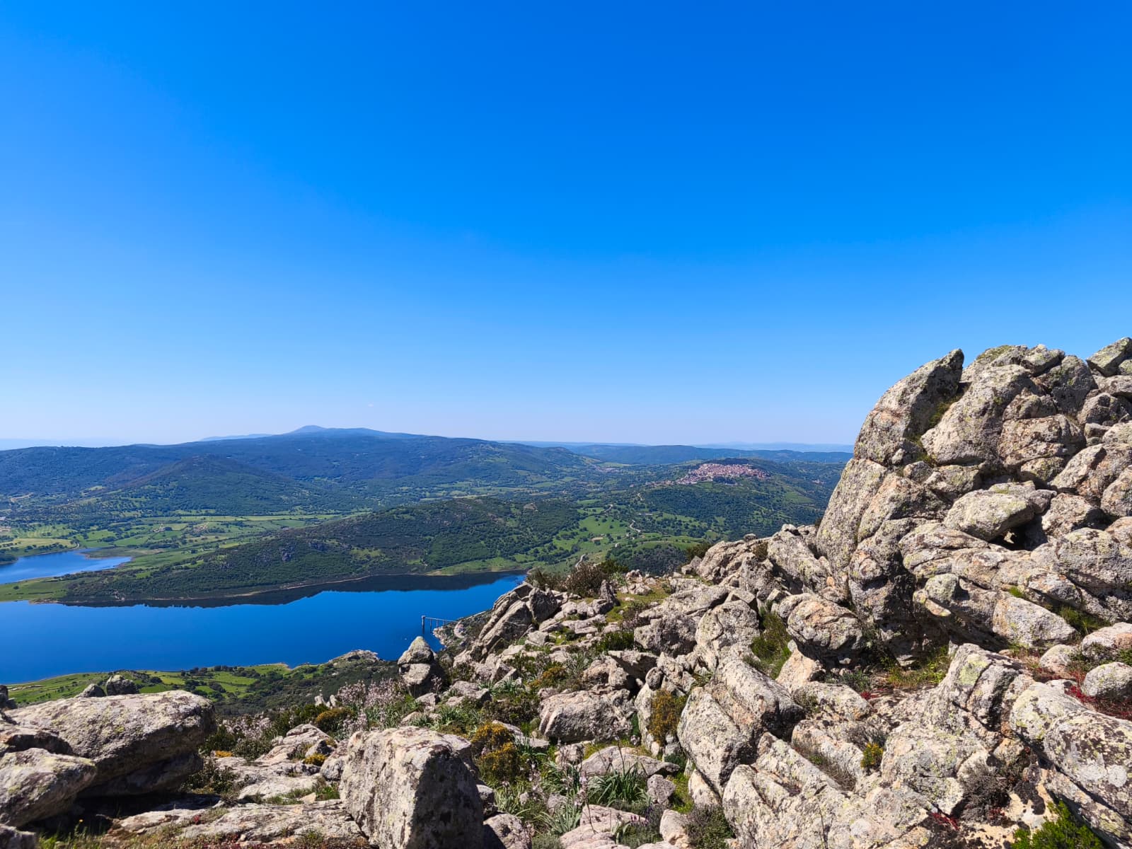 Vista panorámica desde Monte Lerno con bosques, senderos y un lago, ideal para una visita guiada por la naturaleza sarda.