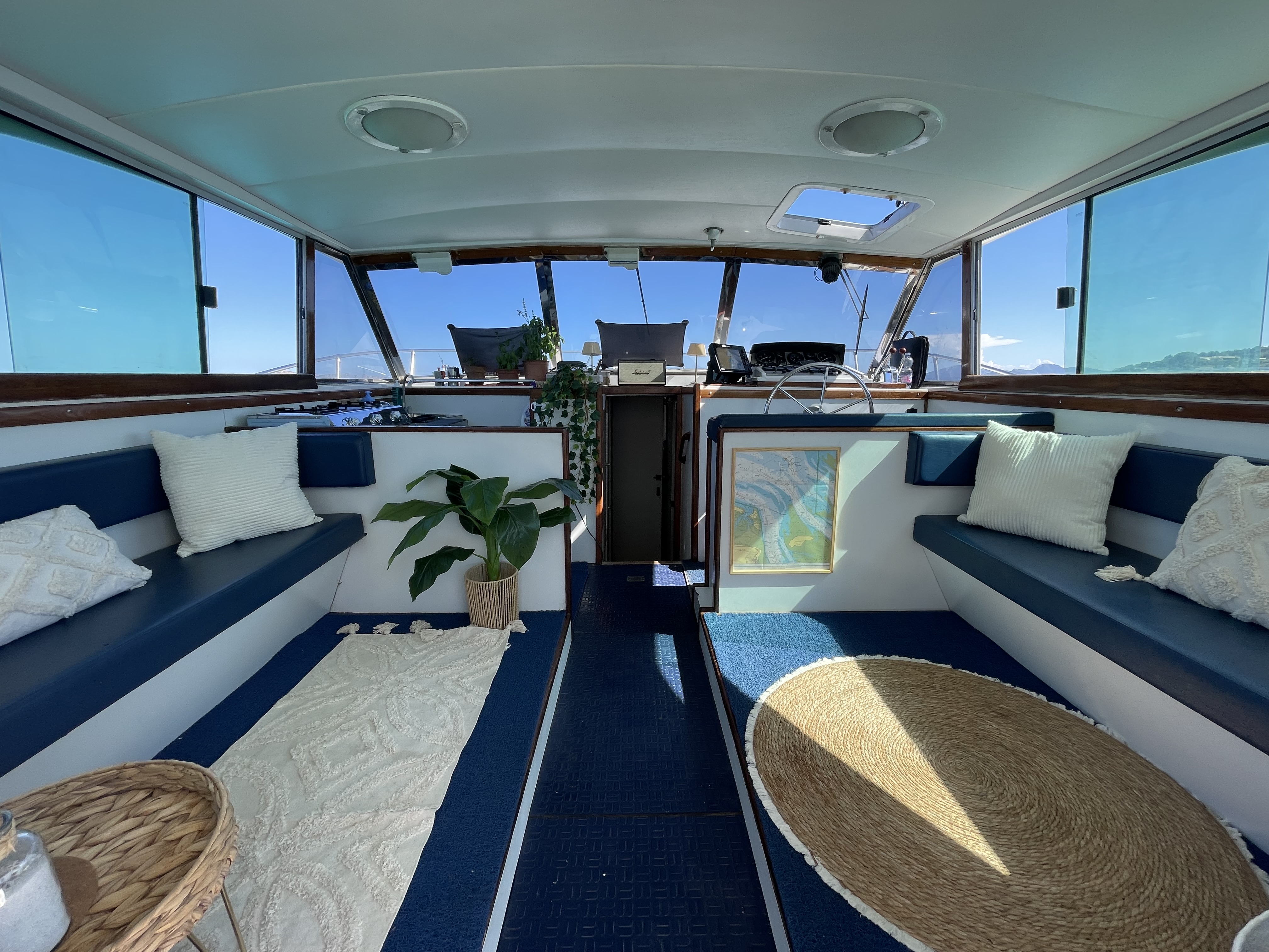 Interior del barco turístico Costa Smeralda