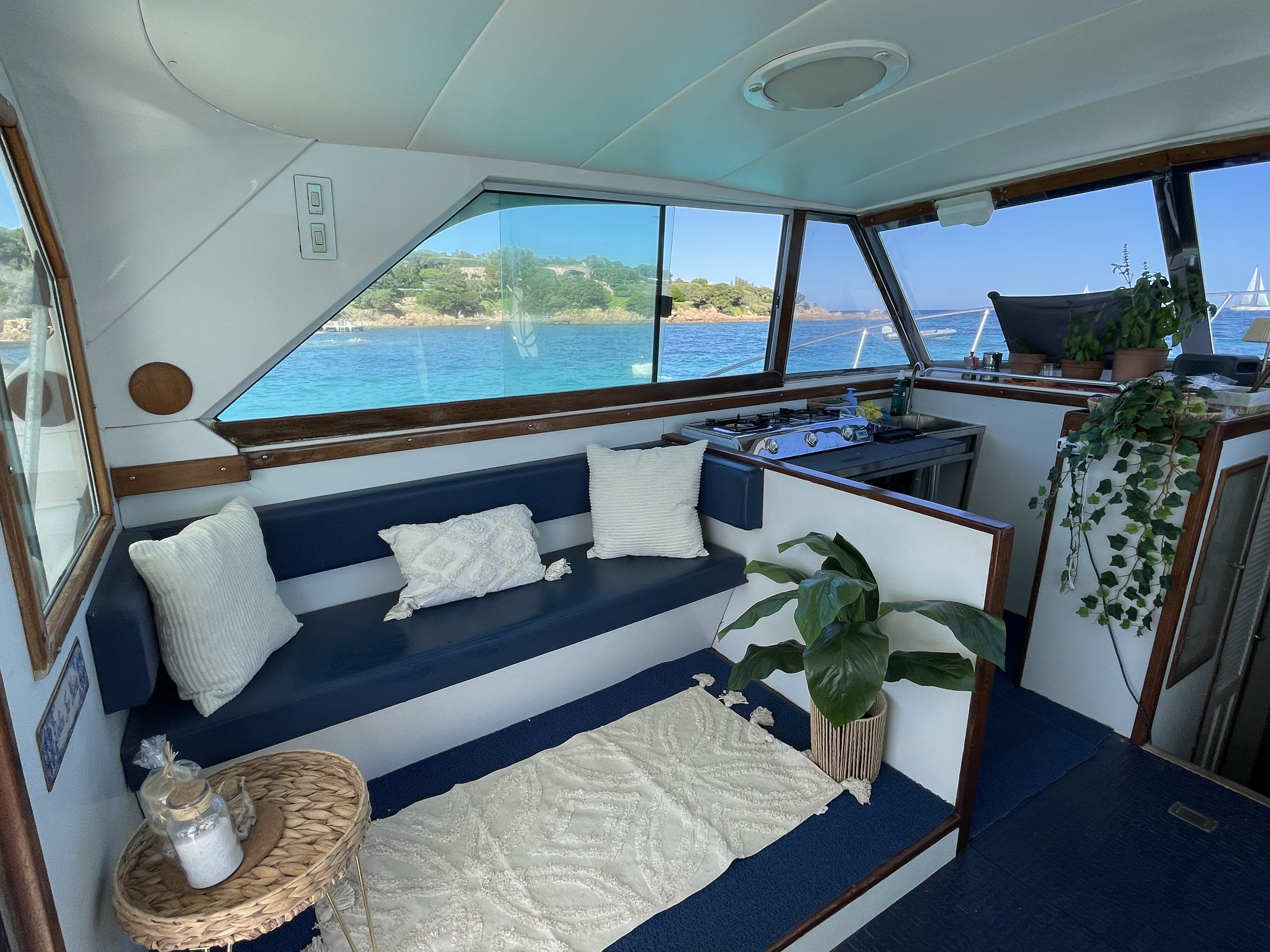 Interior del barco turístico Costa Smeralda