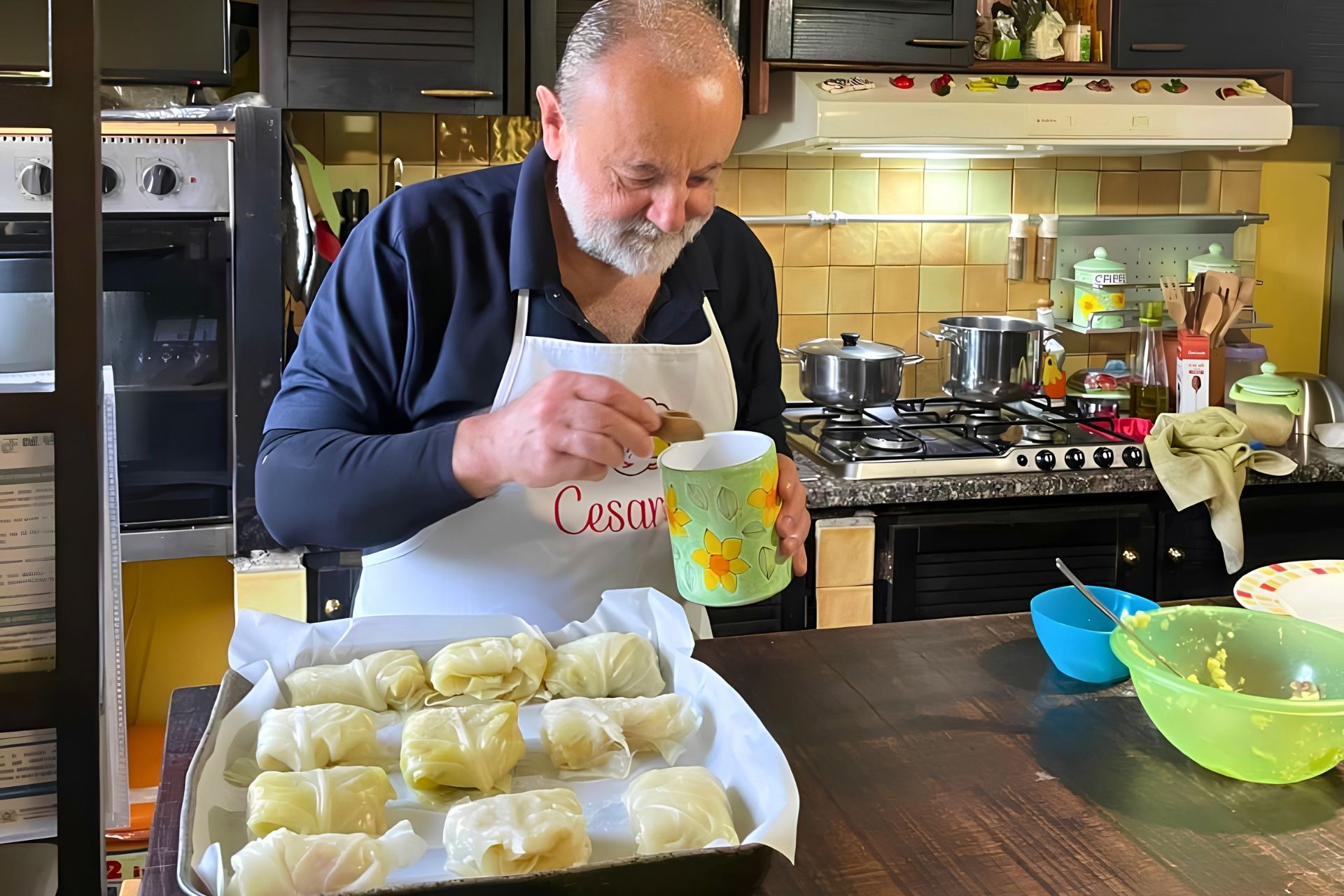 Ein Mann in der Küche bereitet mit Schafsricotta gefüllte Ravioli und andere typisch sardische Gerichte zu.