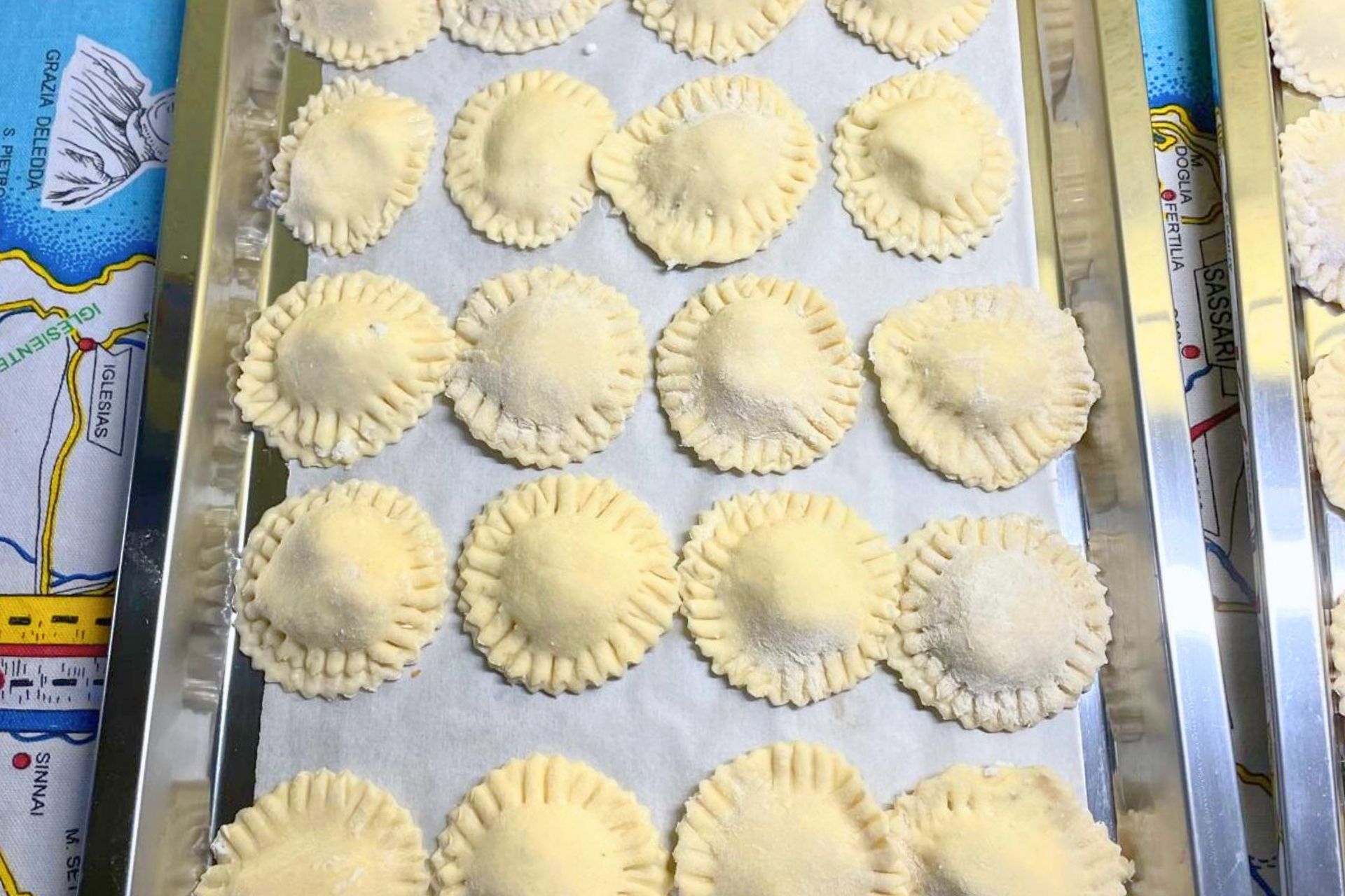 Frisch zubereitete Ravioli während des Kochkurses