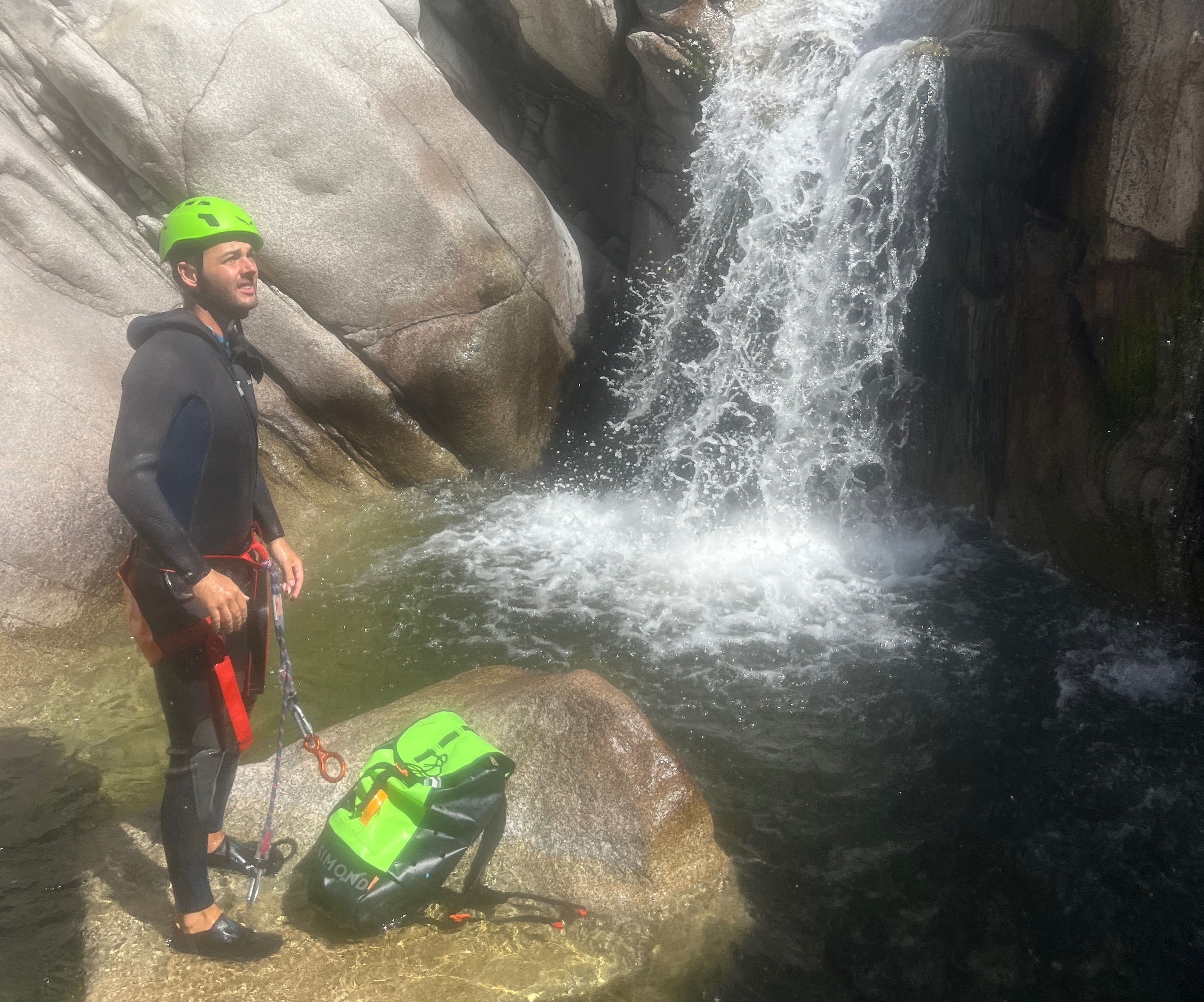 Ragazzo fa canyoning in Ogliastra