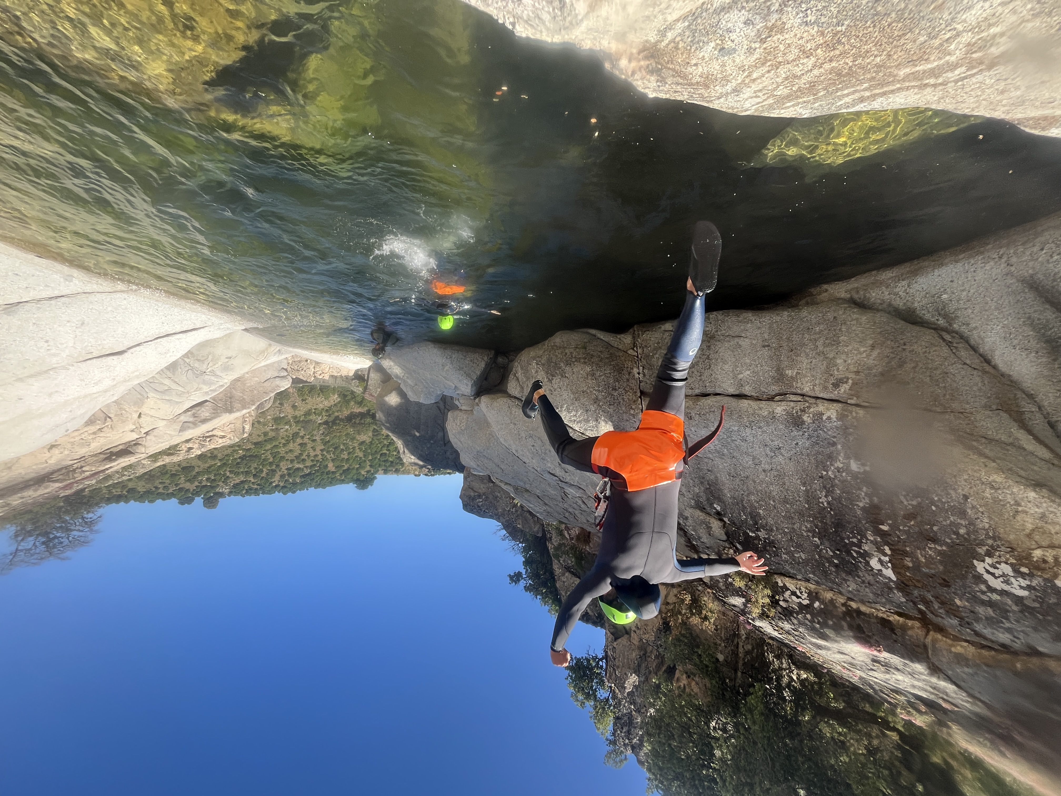 Persona salta durante il canyoning nelle piscine naturali di Bau Mela