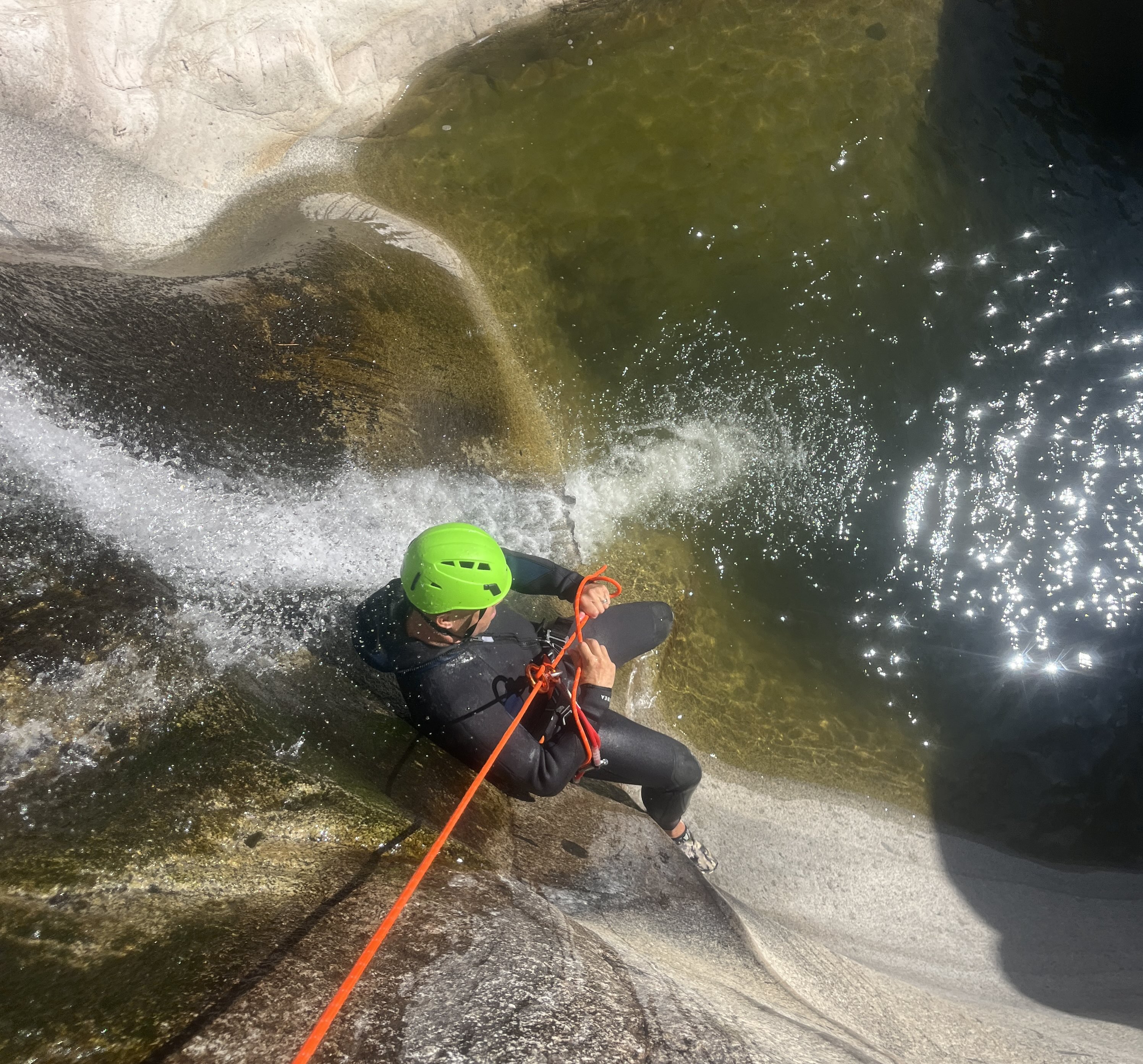 Persona fa canyoning nelle piscine naturali di Bau Mela in Ogliastra