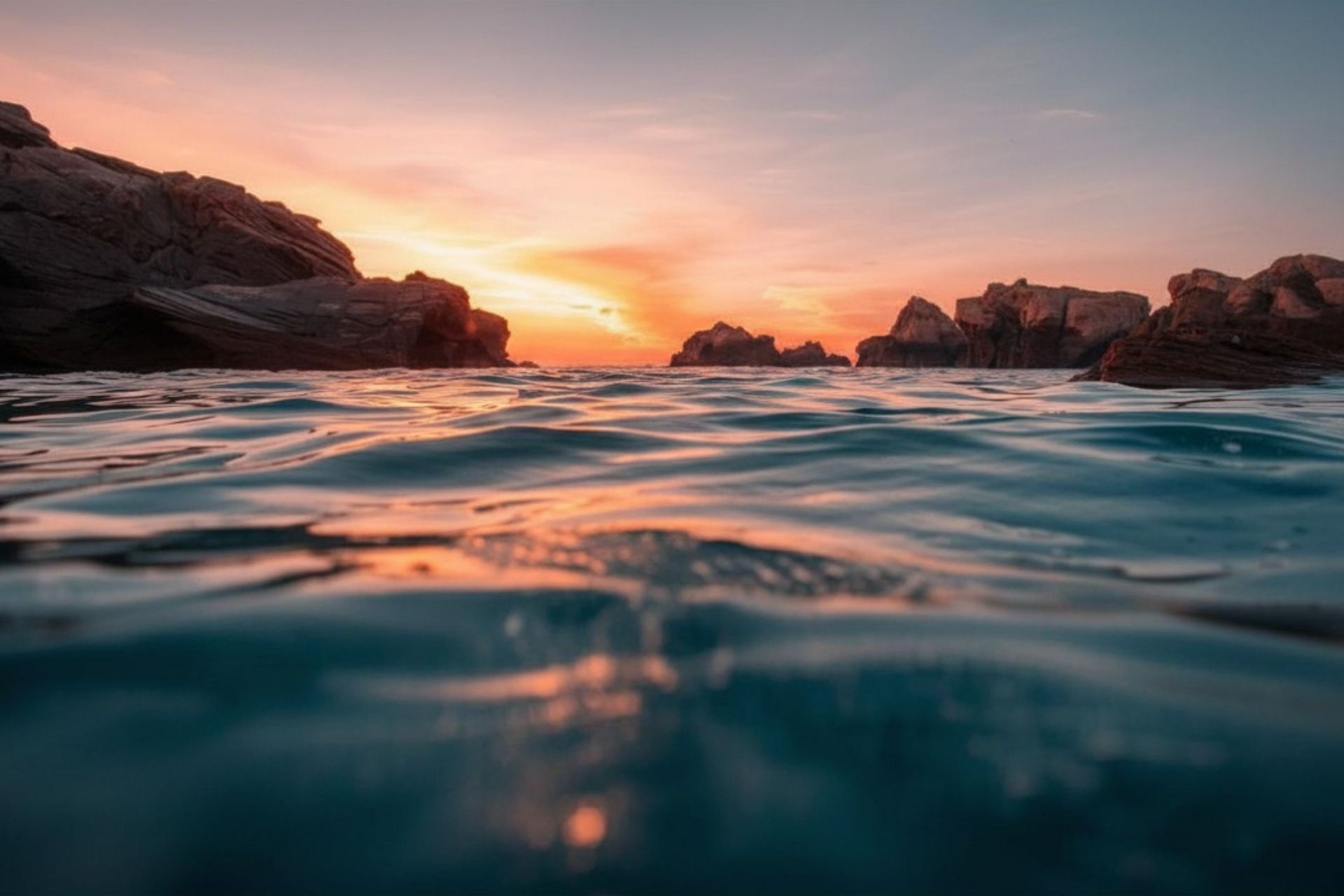Immergiti nelle acque cristalline delle Piscine di Molara, Sardegna, durante un'esperienza di snorkeling al tramonto. Esplora i fondali dell'Area Marina Protetta di Tavolara con pesci colorati e paesaggi mozzafiato.
