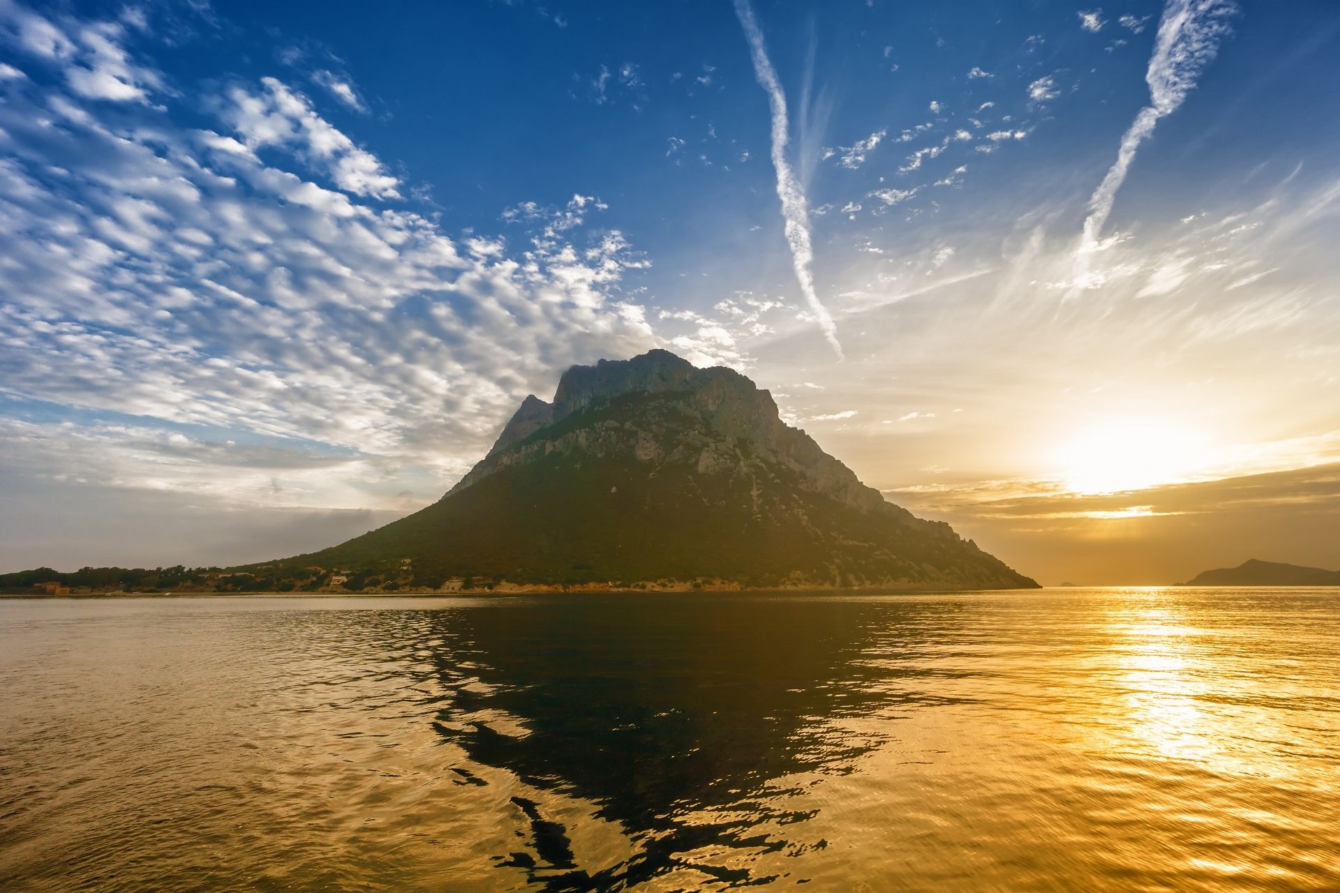 Immergiti nelle acque cristalline delle Piscine di Molara, Sardegna, durante un'esperienza di snorkeling al tramonto. Esplora i fondali dell'Area Marina Protetta di Tavolara con pesci colorati e paesaggi mozzafiato.
