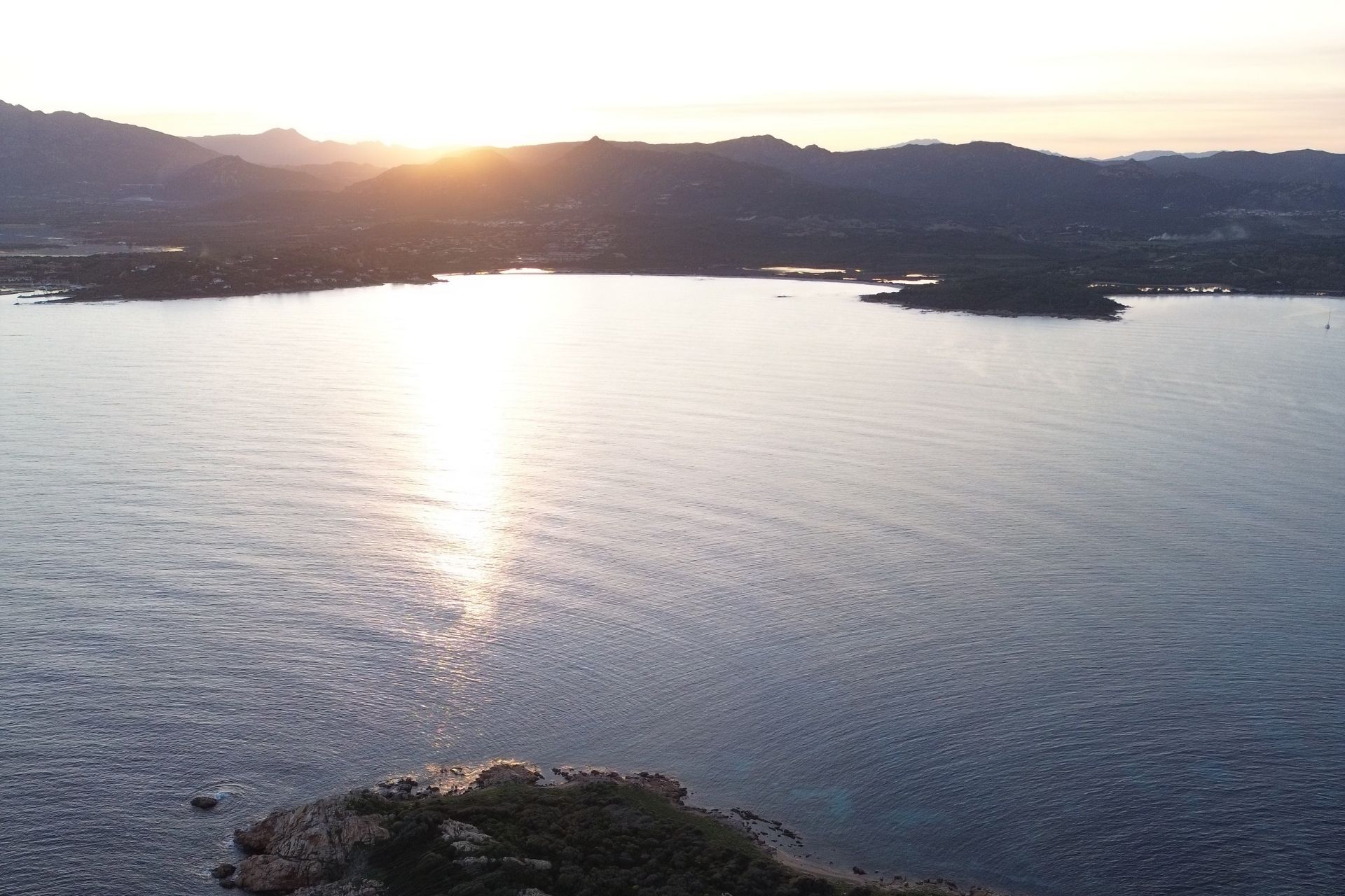 Immergiti nelle acque cristalline delle Piscine di Molara, Sardegna, durante un'esperienza di snorkeling al tramonto. Esplora i fondali dell'Area Marina Protetta di Tavolara con pesci colorati e paesaggi mozzafiato.