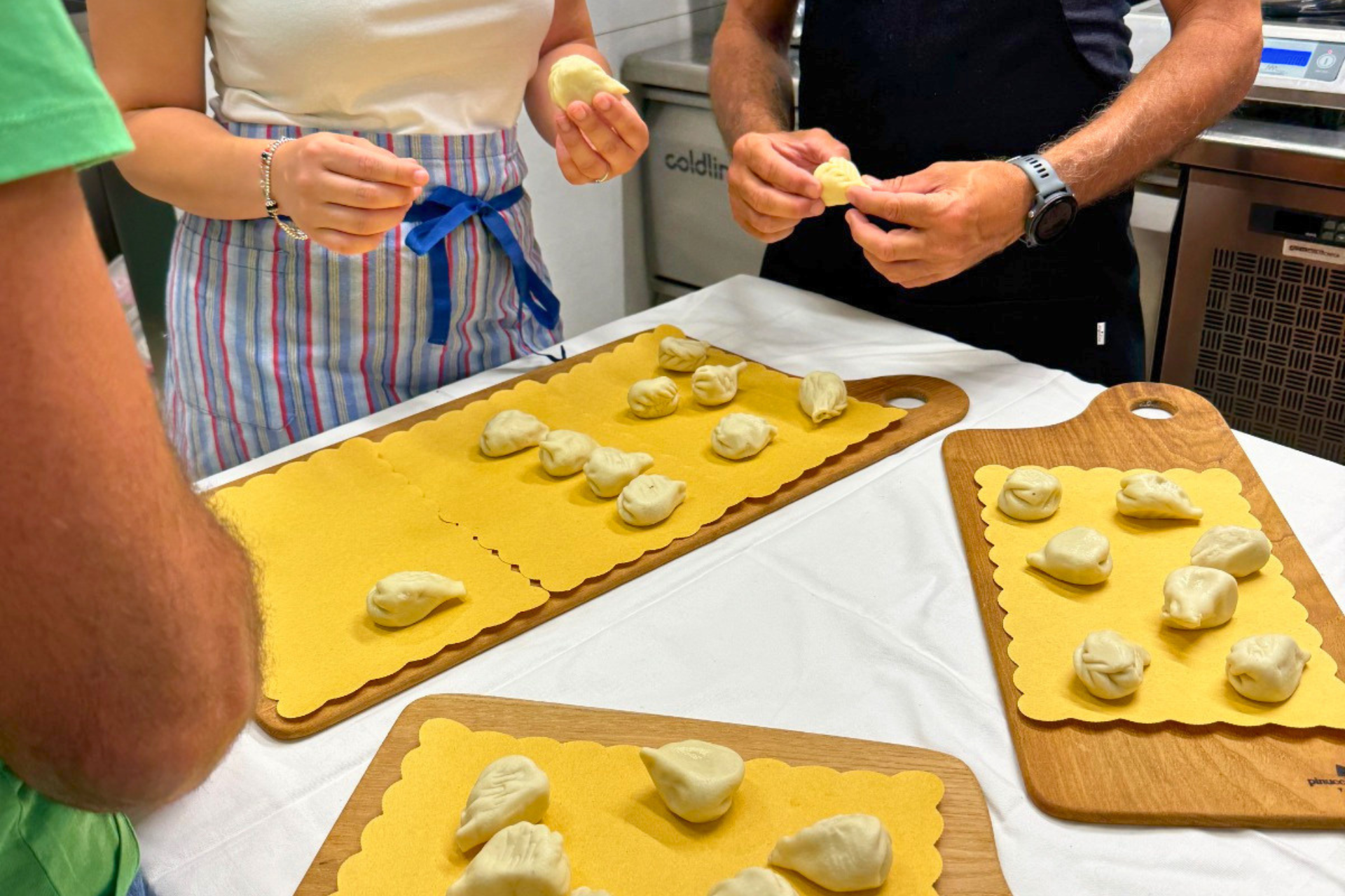 Les participants préparent les Ogliastrini culurgiones pendant l'atelier