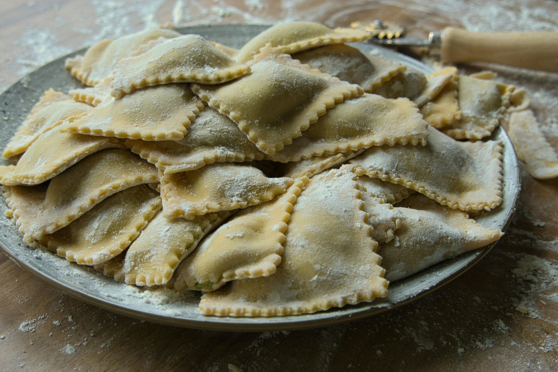 Pain plat recouvert de fromage, farci au jambon et aux oignons, assaisonné d'huile et de poivre