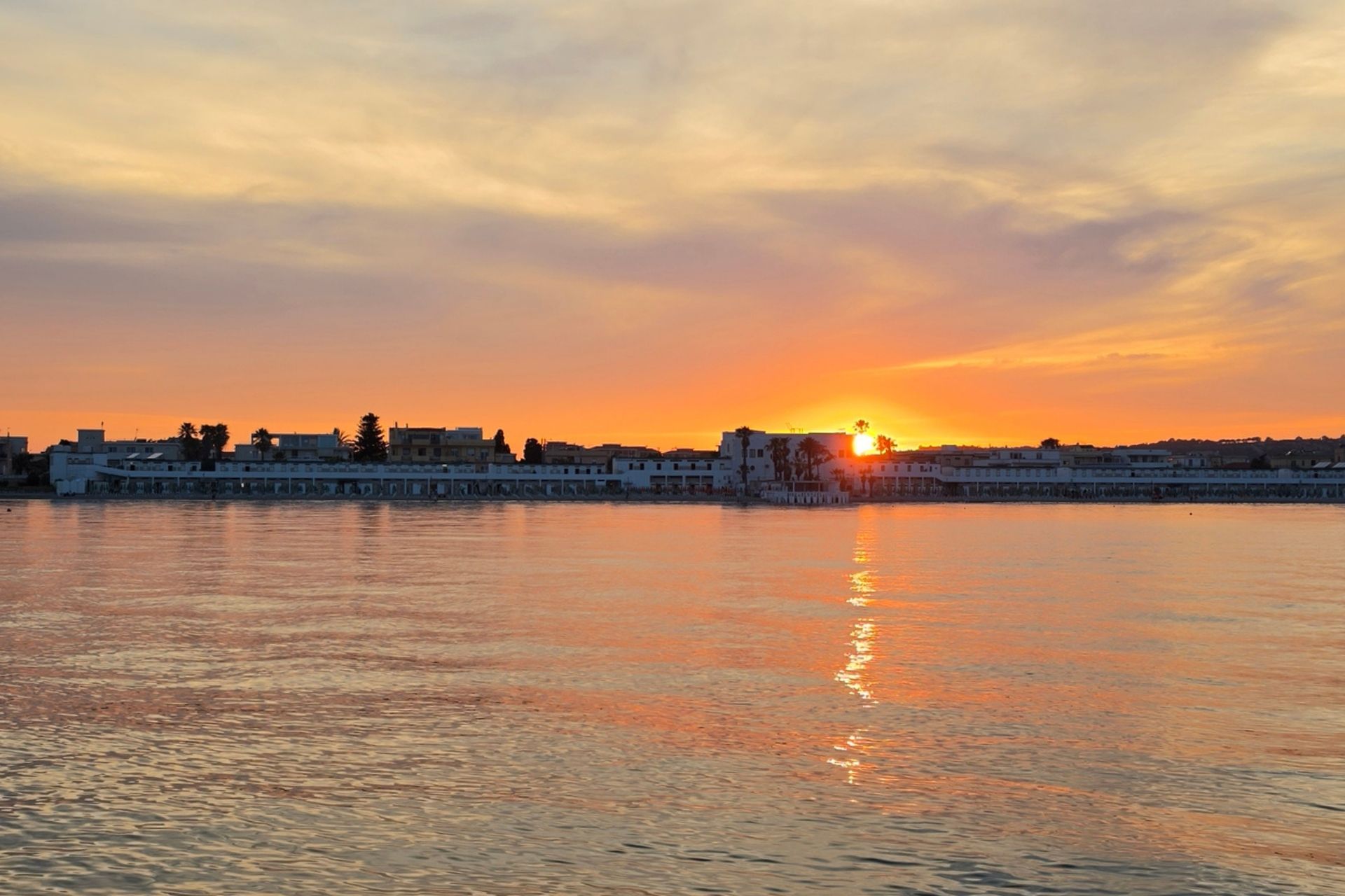 Blick auf den Golf von Cagliari bei Sonnenuntergang vom Oldtimer-Boot