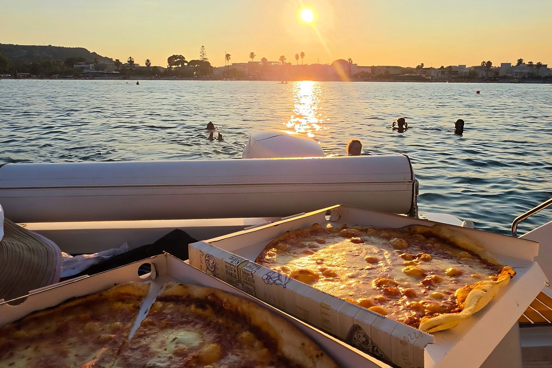 Eine Vintage-Bootstour in Cagliari mit Blick auf die Südküste Sardiniens und die Skyline der Stadt.