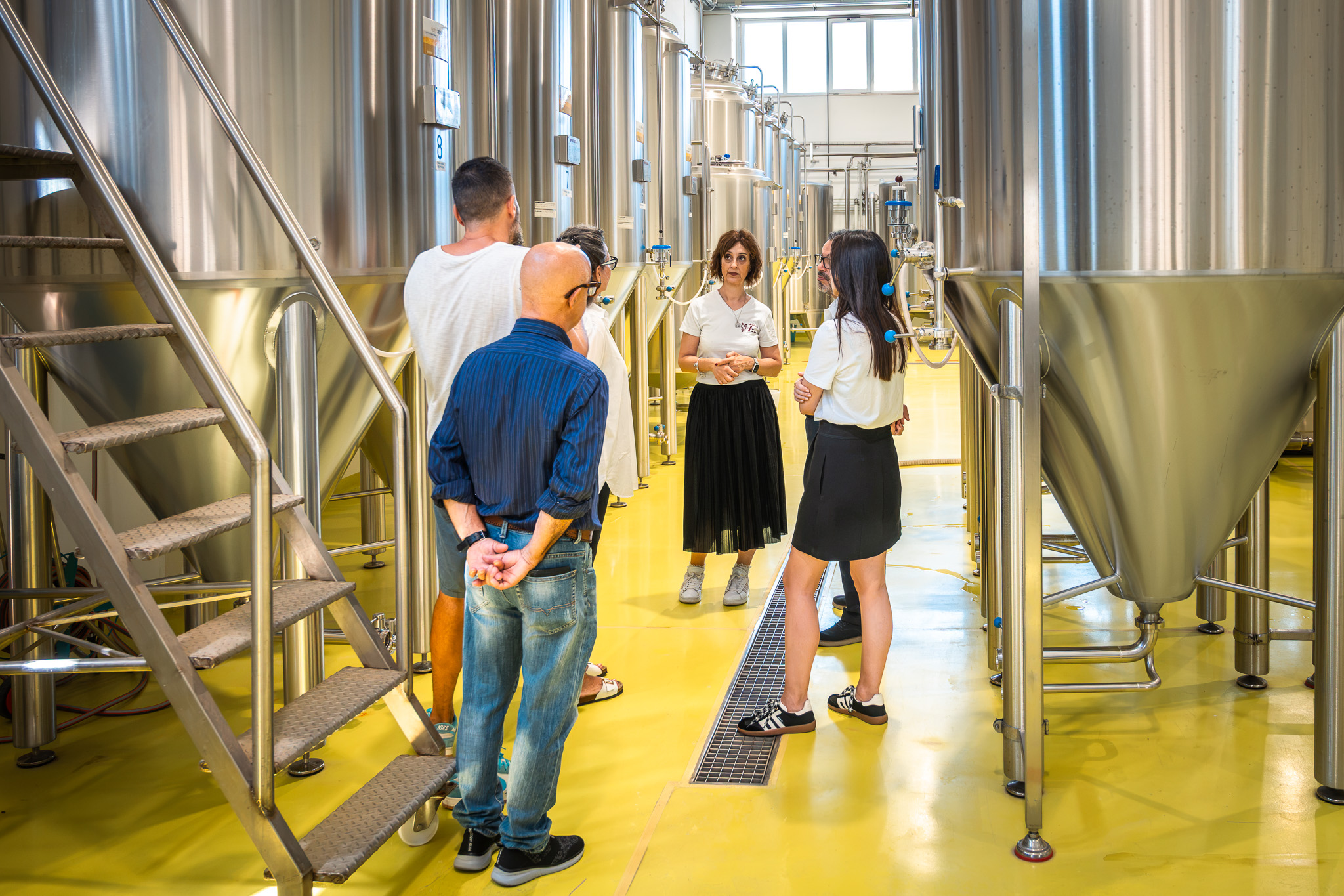 Visita guidata di un birrificio con degustazione di birra artigianale a Maracalagonis, nel territorio di Cagliari. Una guida accompagna i visitatori attraverso le sale di produzione, spiegando le tecniche e la lavorazione della birra artigianale.